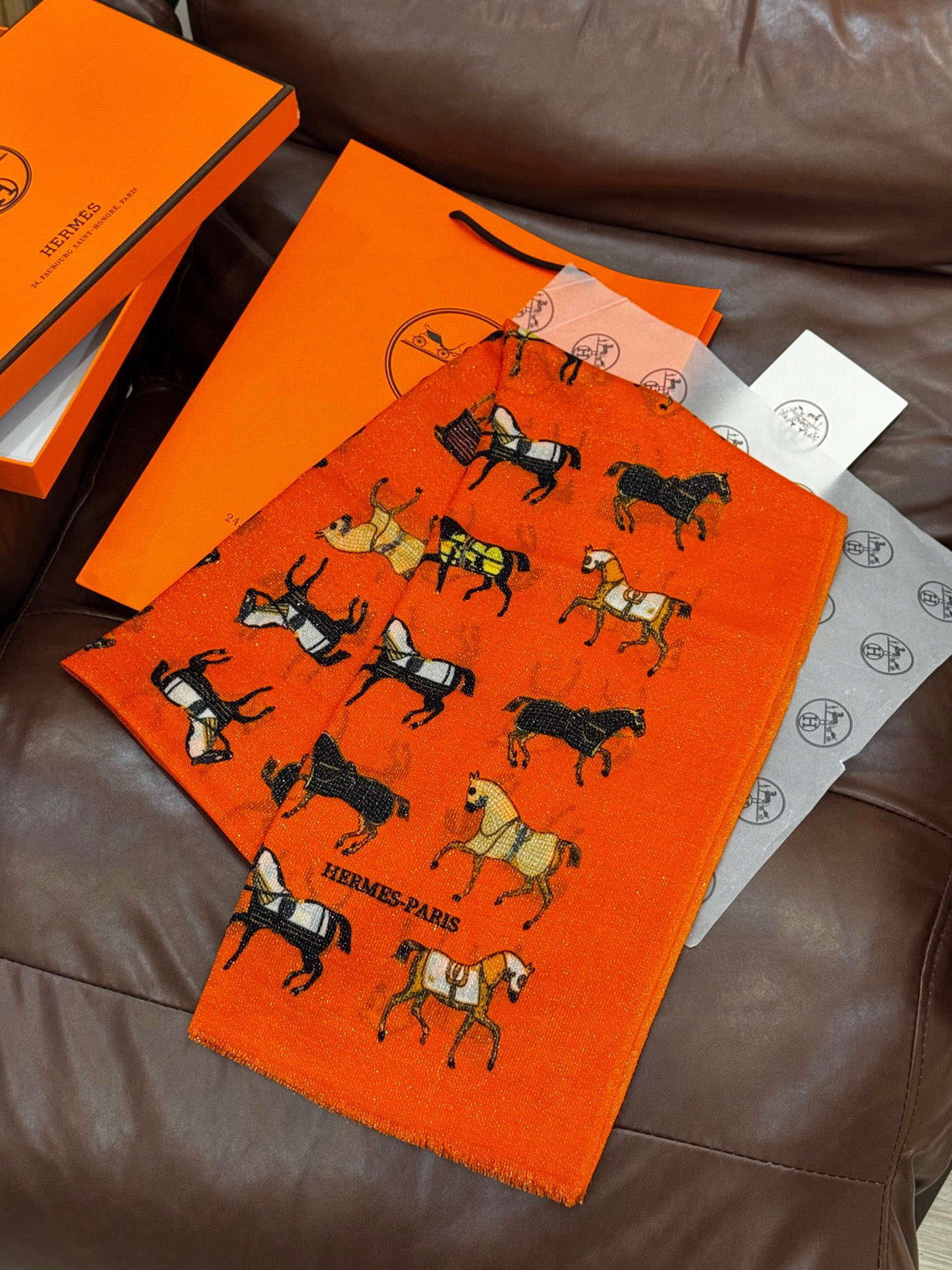 上新🌟 会发光发亮的围巾 💄💋新款客银丝+💖羊绒面料长巾 😘美翻了[流泪]H家【骏马披挂长巾】御用殿堂级