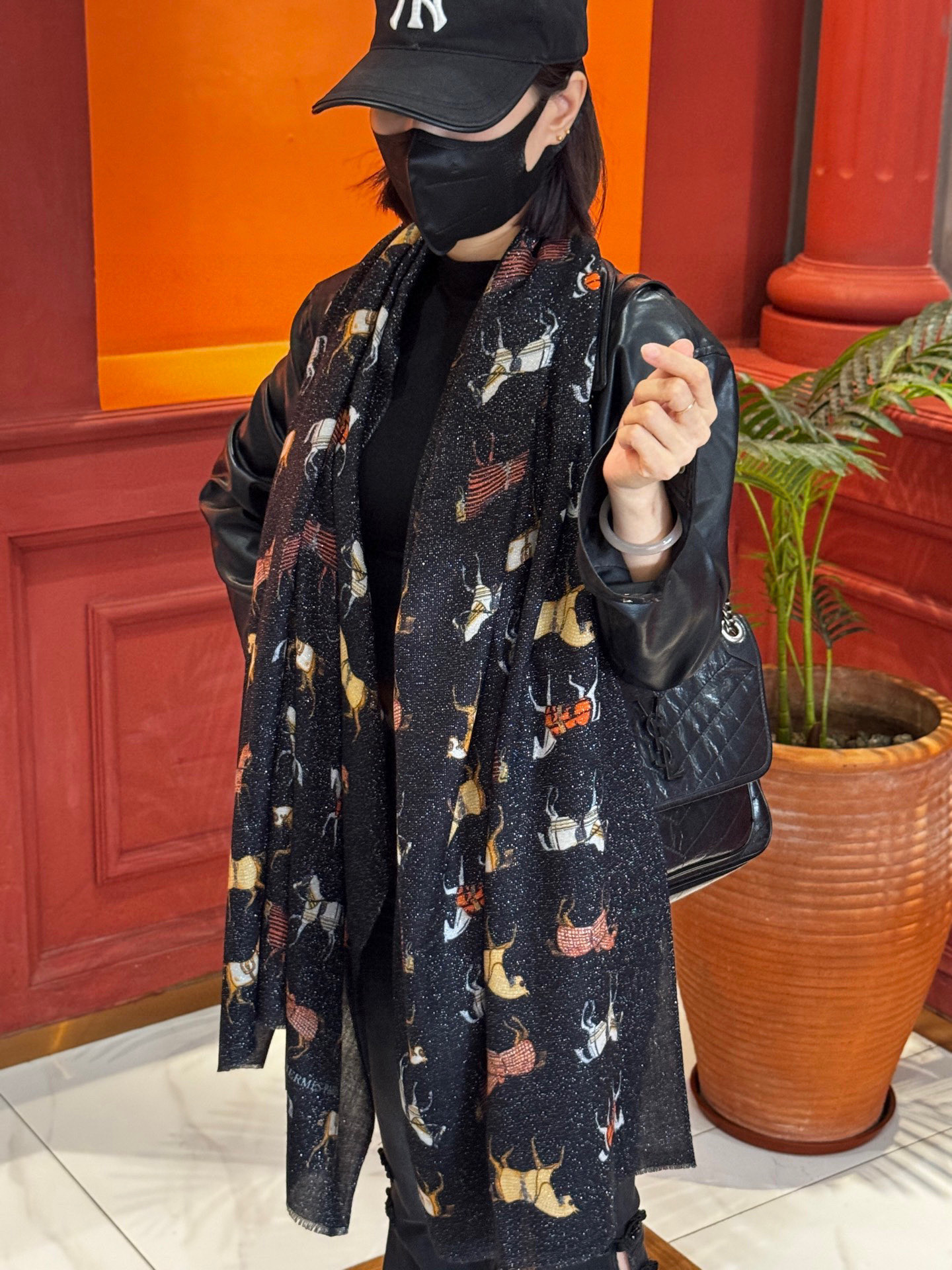 上新🌟 会发光发亮的围巾 💄💋新款客银丝+💖羊绒面料长巾 😘美翻了[流泪]H家【骏马披挂长巾】御用殿堂级