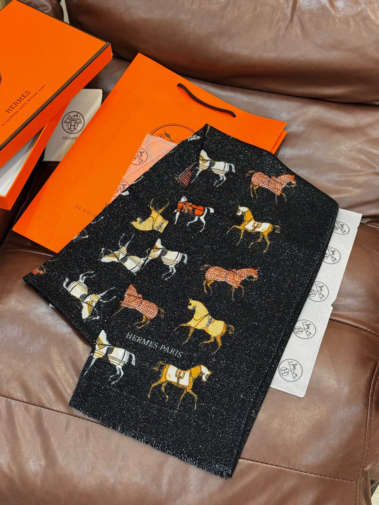 上新🌟 会发光发亮的围巾 💄💋新款客银丝+💖羊绒面料长巾 😘美翻了[流泪]H家【骏马披挂长巾】御用殿堂级