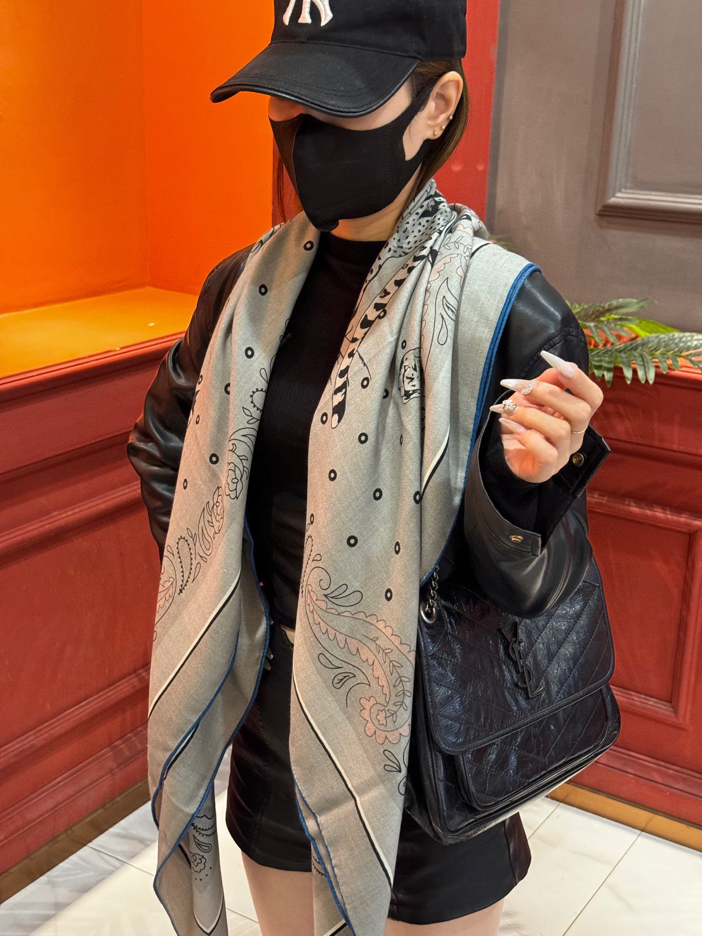 H珍藏版[丛林之爱]大方巾，双面同色 独一无二的品质！这款大方巾巾采用山羊绒和真丝混纺面料制成，柔软轻盈