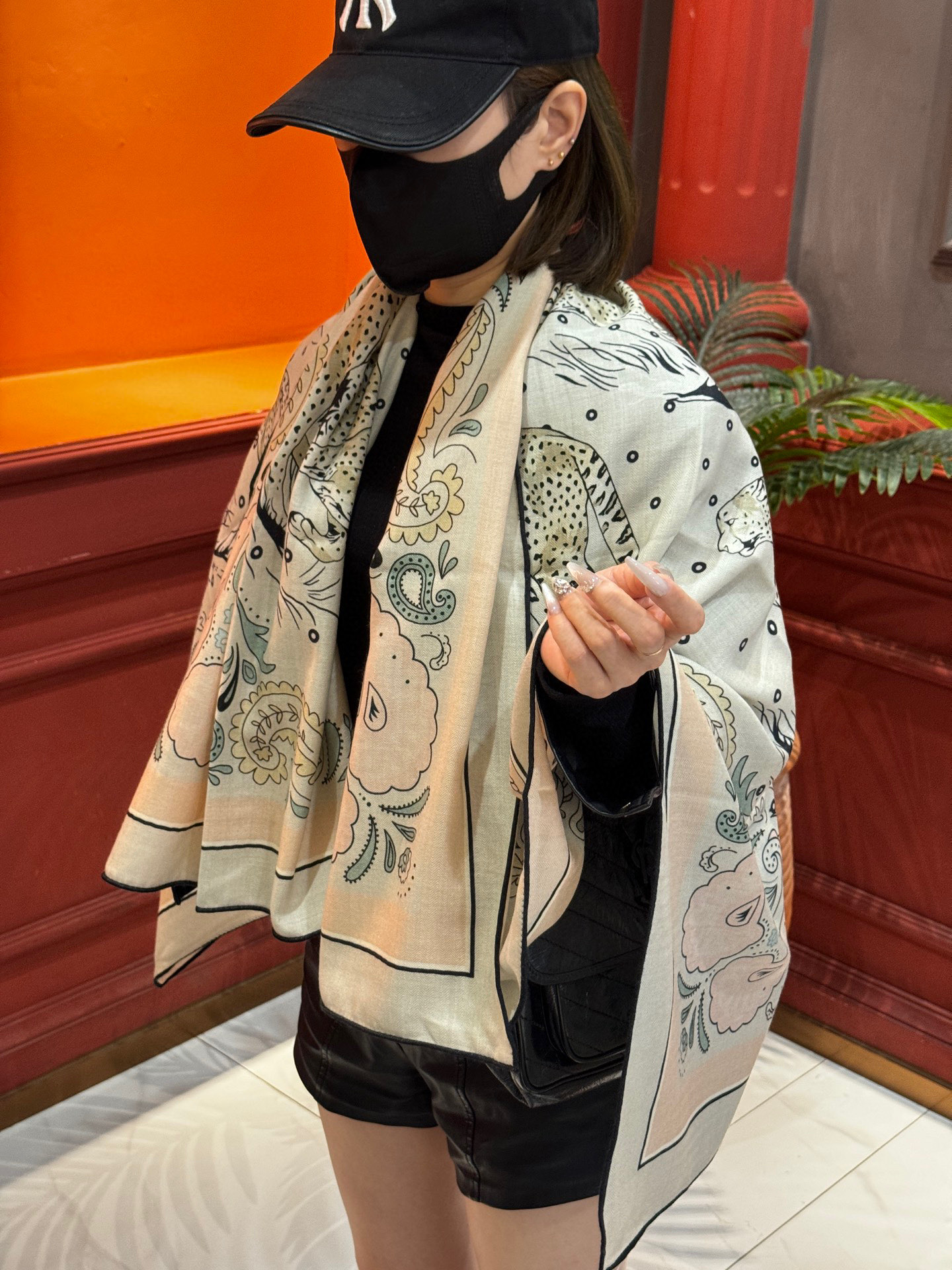 H珍藏版[丛林之爱]大方巾，双面同色 独一无二的品质！这款大方巾巾采用山羊绒和真丝混纺面料制成，柔软轻盈