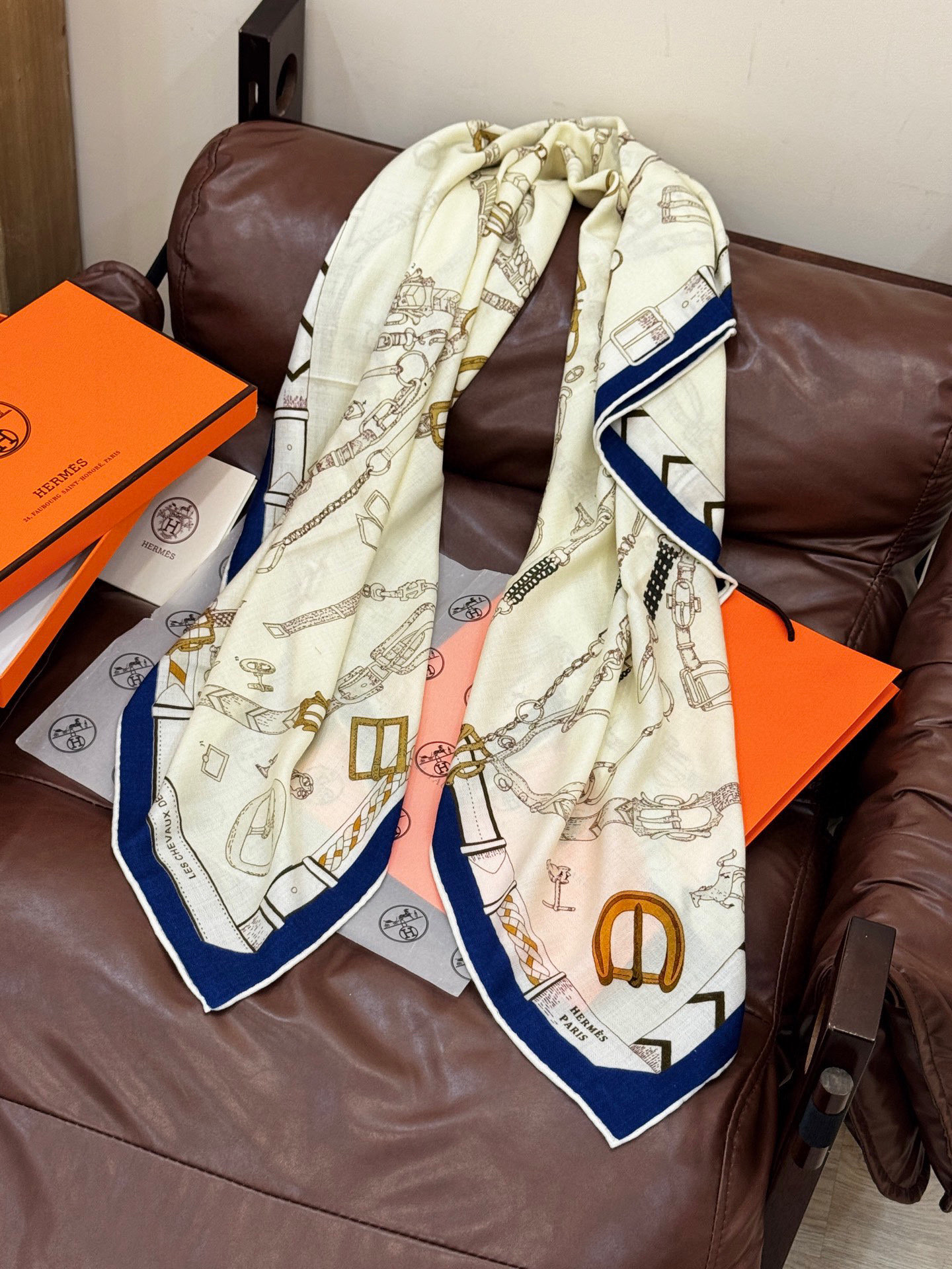 羊绒新款🆕👏👏买了都说好看‼️推荐💕爱马仕双面同色羊绒方巾【跃动的马儿双面同色140】，顶级工艺超值‼️