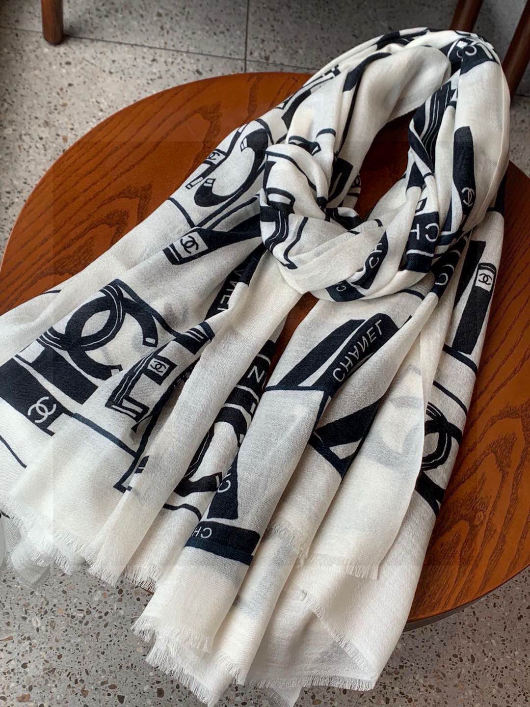 💟上新🌺羊绒披肩🌟长巾！强烈推荐价格超美！实物更美羊绒面料！纹理清晰、细腻可见每一个套色、每一个笔触，都