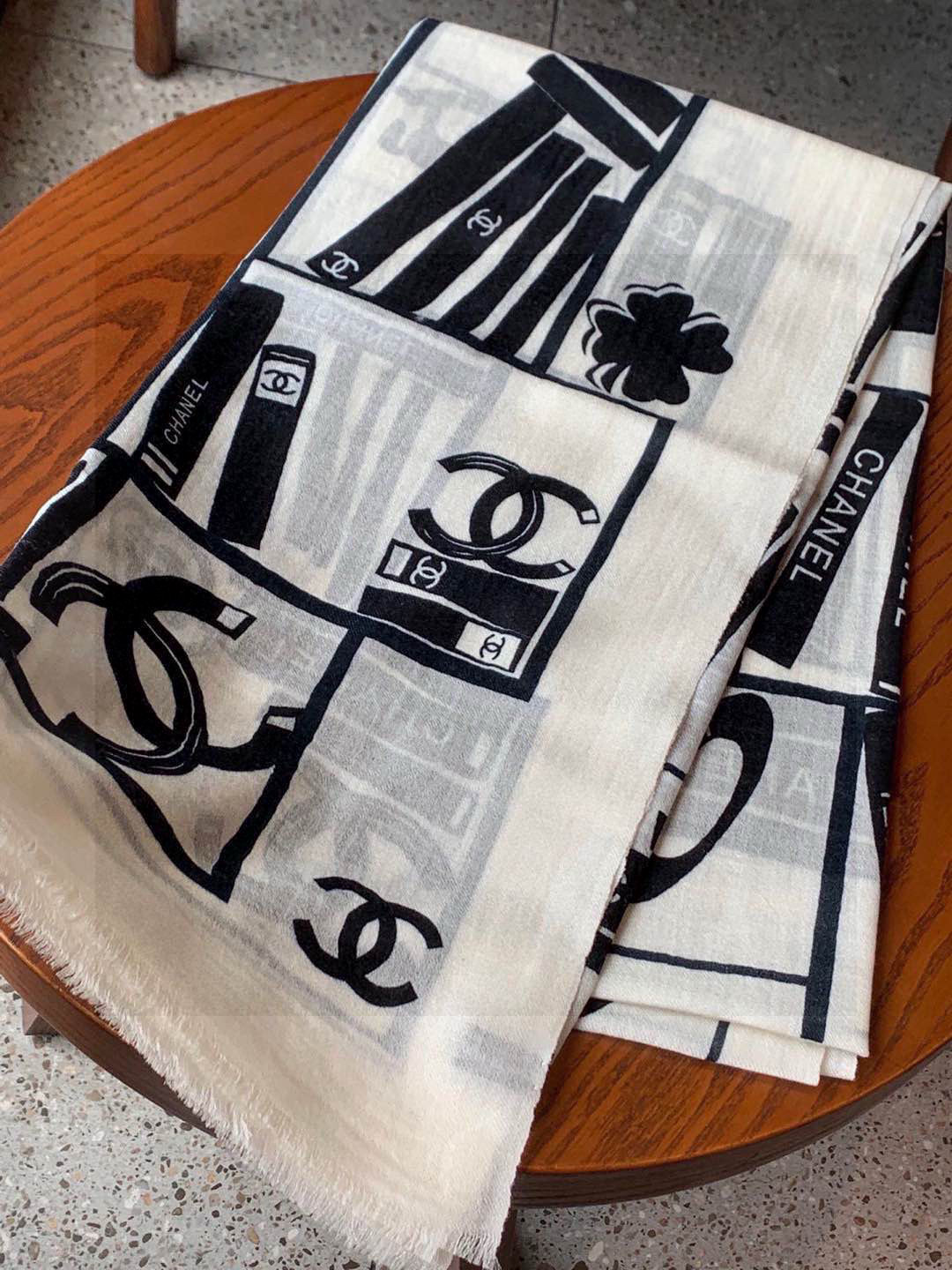 💟上新🌺羊绒披肩🌟长巾！强烈推荐价格超美！实物更美羊绒面料！纹理清晰、细腻可见每一个套色、每一个笔触，都