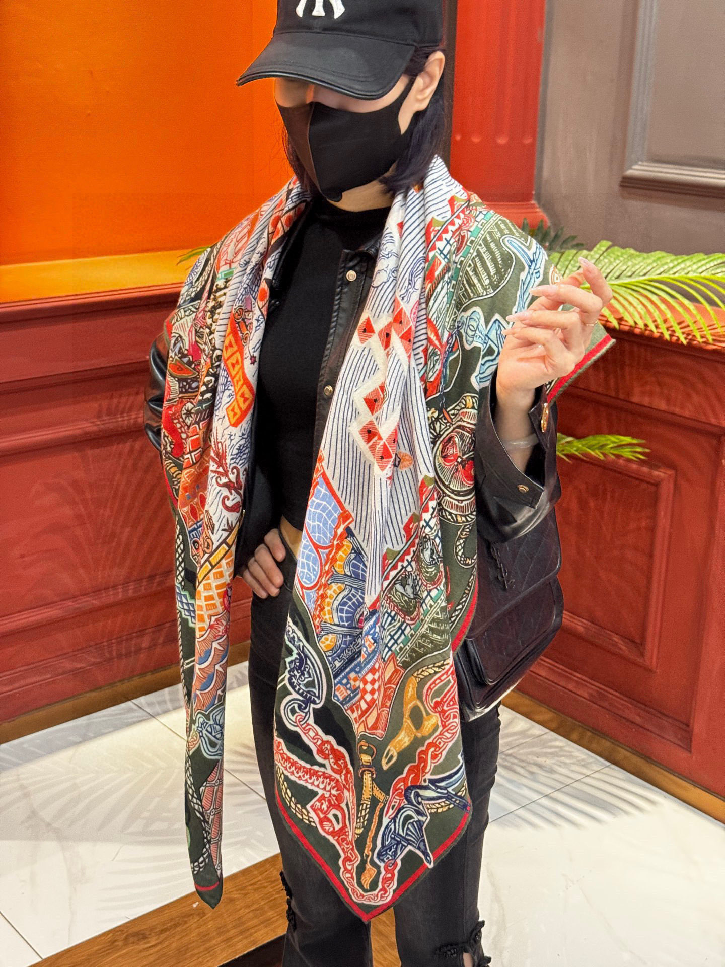 新款 秋冬搭配利器❗️顶级双面同色真丝羊绒披肩！！点睛精彩，图案和配色都超级喜欢，又一款双面配色工艺设计