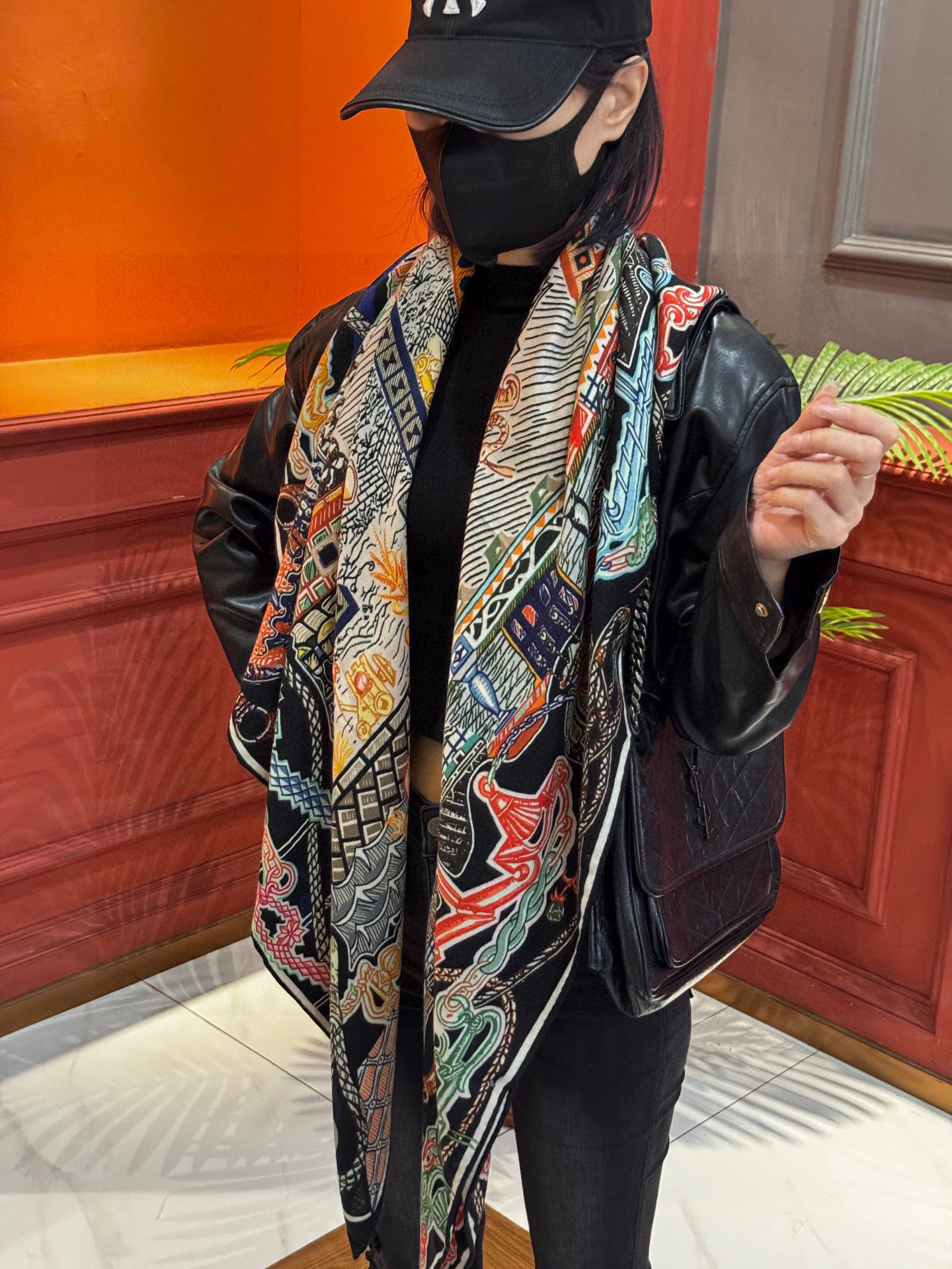 新款 秋冬搭配利器❗️顶级双面同色真丝羊绒披肩！！点睛精彩，图案和配色都超级喜欢，又一款双面配色工艺设计