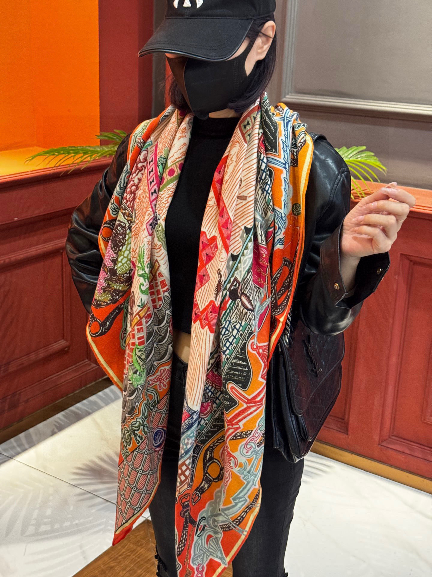 新款 秋冬搭配利器❗️顶级双面同色真丝羊绒披肩！！点睛精彩，图案和配色都超级喜欢，又一款双面配色工艺设计