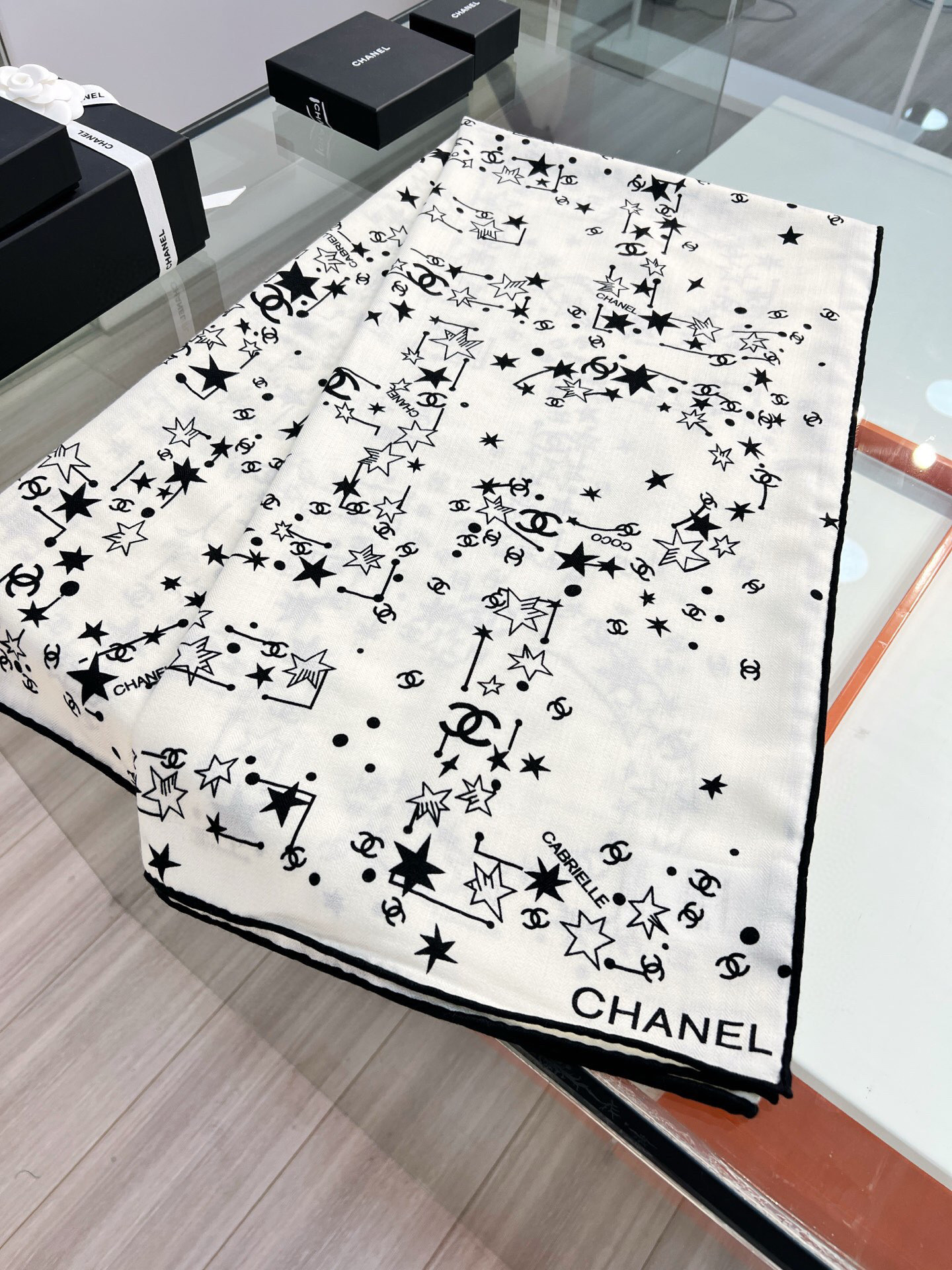 Chanel ~20。秋冬新品～【140顶级丝毛双面同色】繁星点点与双C的完美结合适合各种场合搭配使用黑