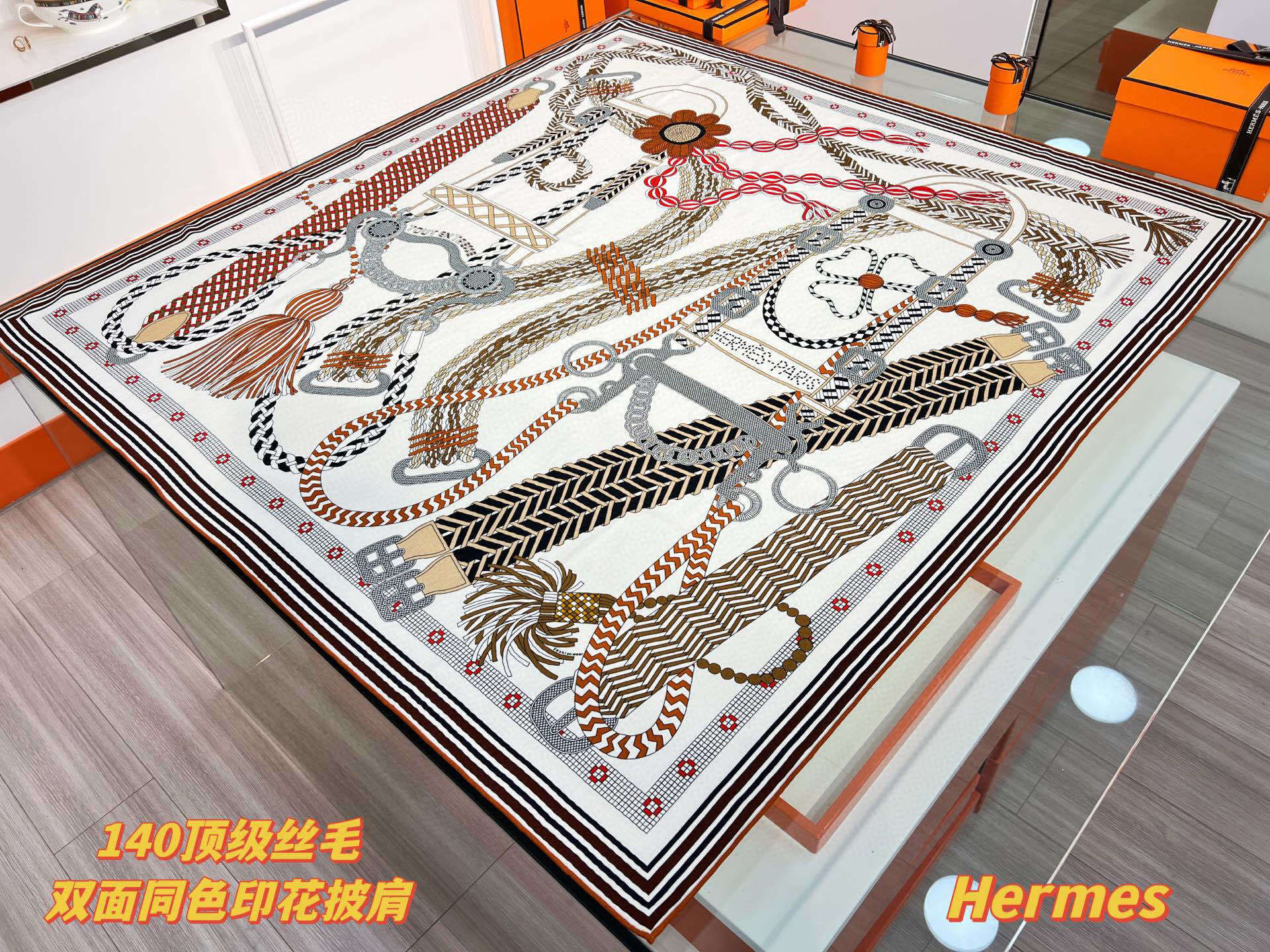 “编织鞍带”140方巾~Hermes 手工卷边丝毛方巾(30%桑蚕丝70%羊毛)这款爱马仕的经典单品展现