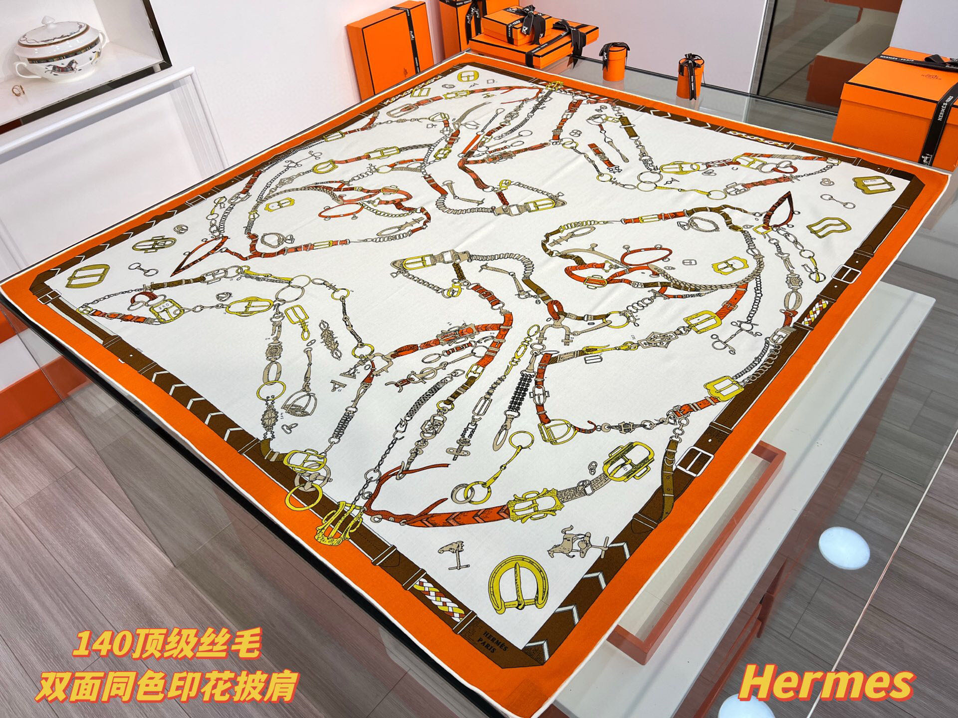 “跃动的马儿”140双面丝毛方巾～Hermes 手工卷边丝毛方巾（30%桑蚕丝70%羊毛）这款爱马仕的经