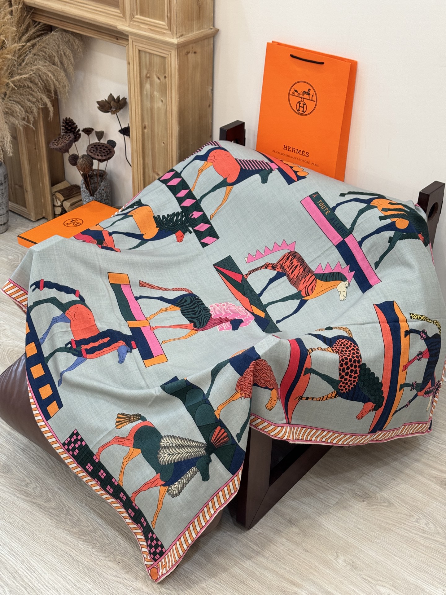 “全速前进”140双面丝毛披肩手工卷边丝毛方巾（30%桑蚕丝70%羊毛）这款经典单品展现强大而迷人的女性