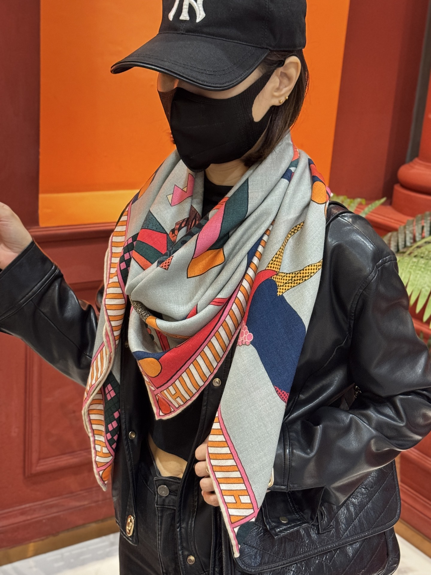 “全速前进”140双面丝毛披肩手工卷边丝毛方巾（30%桑蚕丝70%羊毛）这款经典单品展现强大而迷人的女性