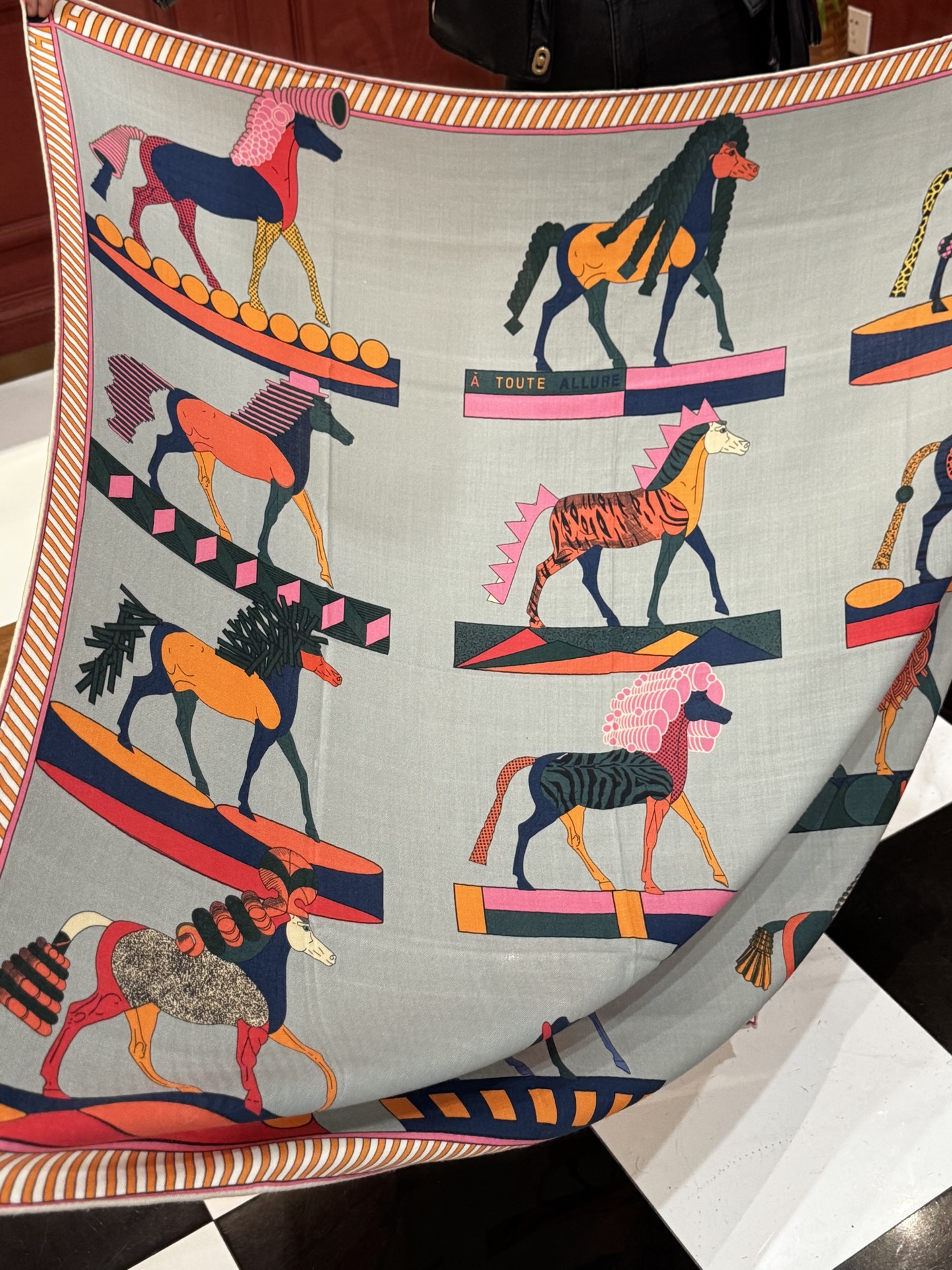 “全速前进”140双面丝毛披肩手工卷边丝毛方巾（30%桑蚕丝70%羊毛）这款经典单品展现强大而迷人的女性