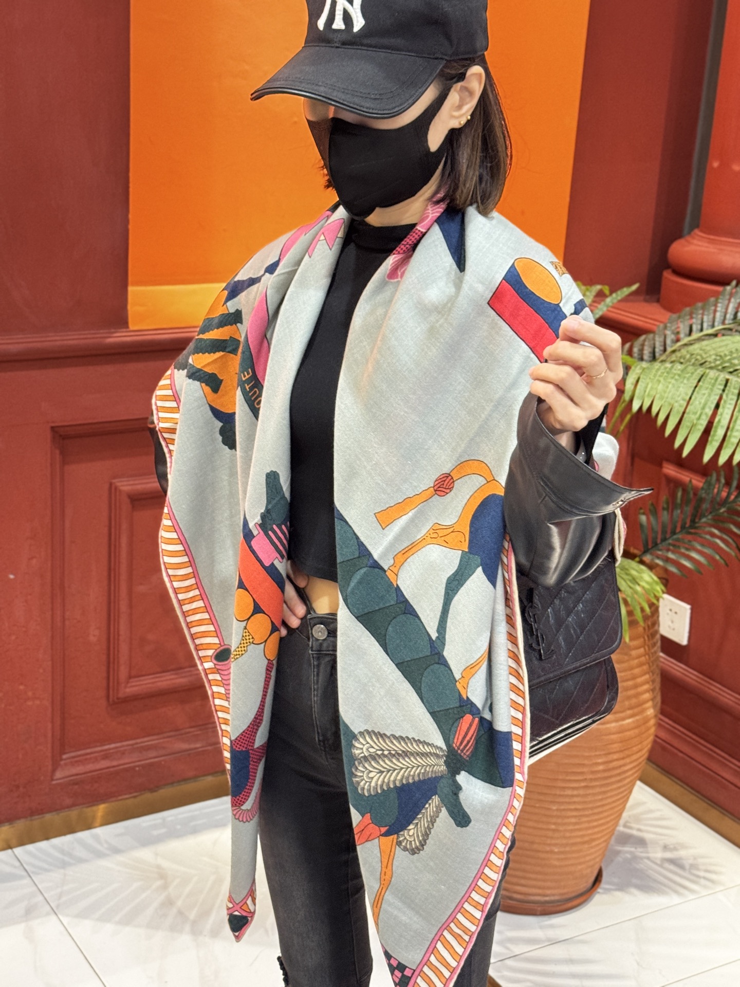 “全速前进”140双面丝毛披肩手工卷边丝毛方巾（30%桑蚕丝70%羊毛）这款经典单品展现强大而迷人的女性