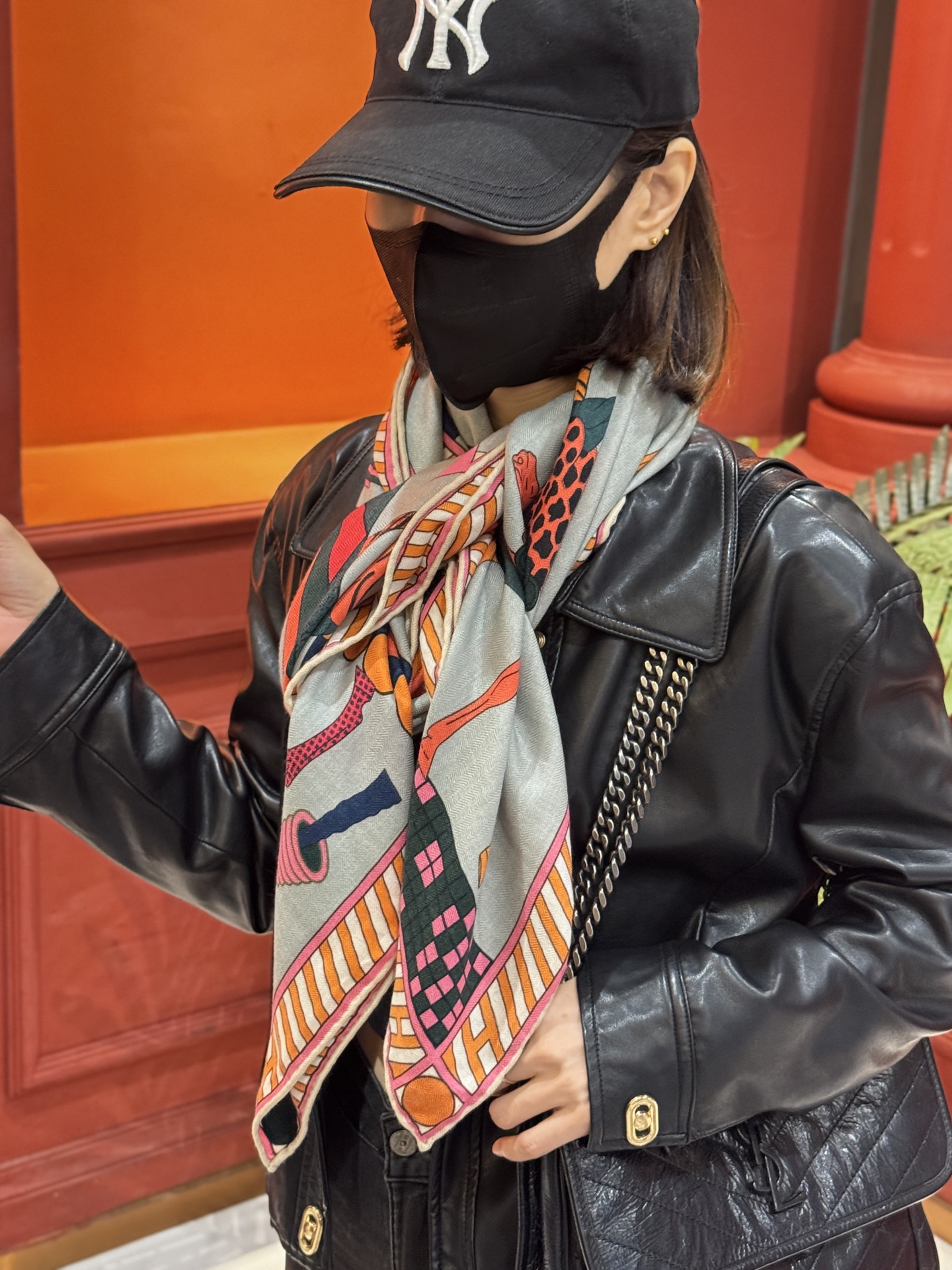 “全速前进”140双面丝毛披肩手工卷边丝毛方巾（30%桑蚕丝70%羊毛）这款经典单品展现强大而迷人的女性