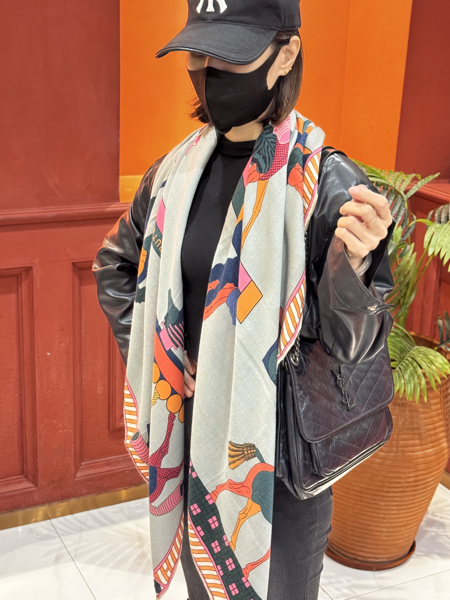 “全速前进”140双面丝毛披肩手工卷边丝毛方巾（30%桑蚕丝70%羊毛）这款经典单品展现强大而迷人的女性