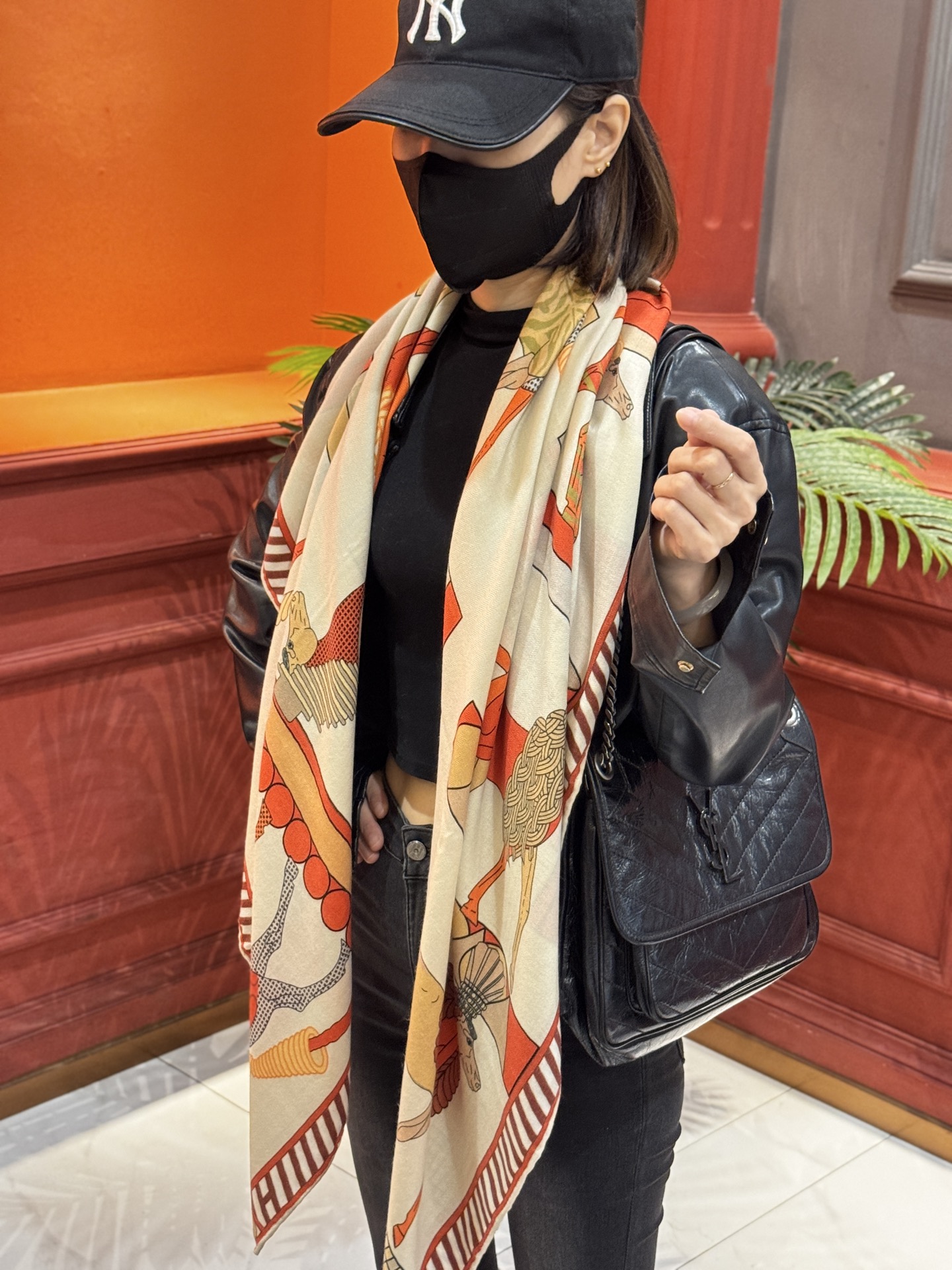 “全速前进”140双面丝毛披肩手工卷边丝毛方巾（30%桑蚕丝70%羊毛）这款经典单品展现强大而迷人的女性