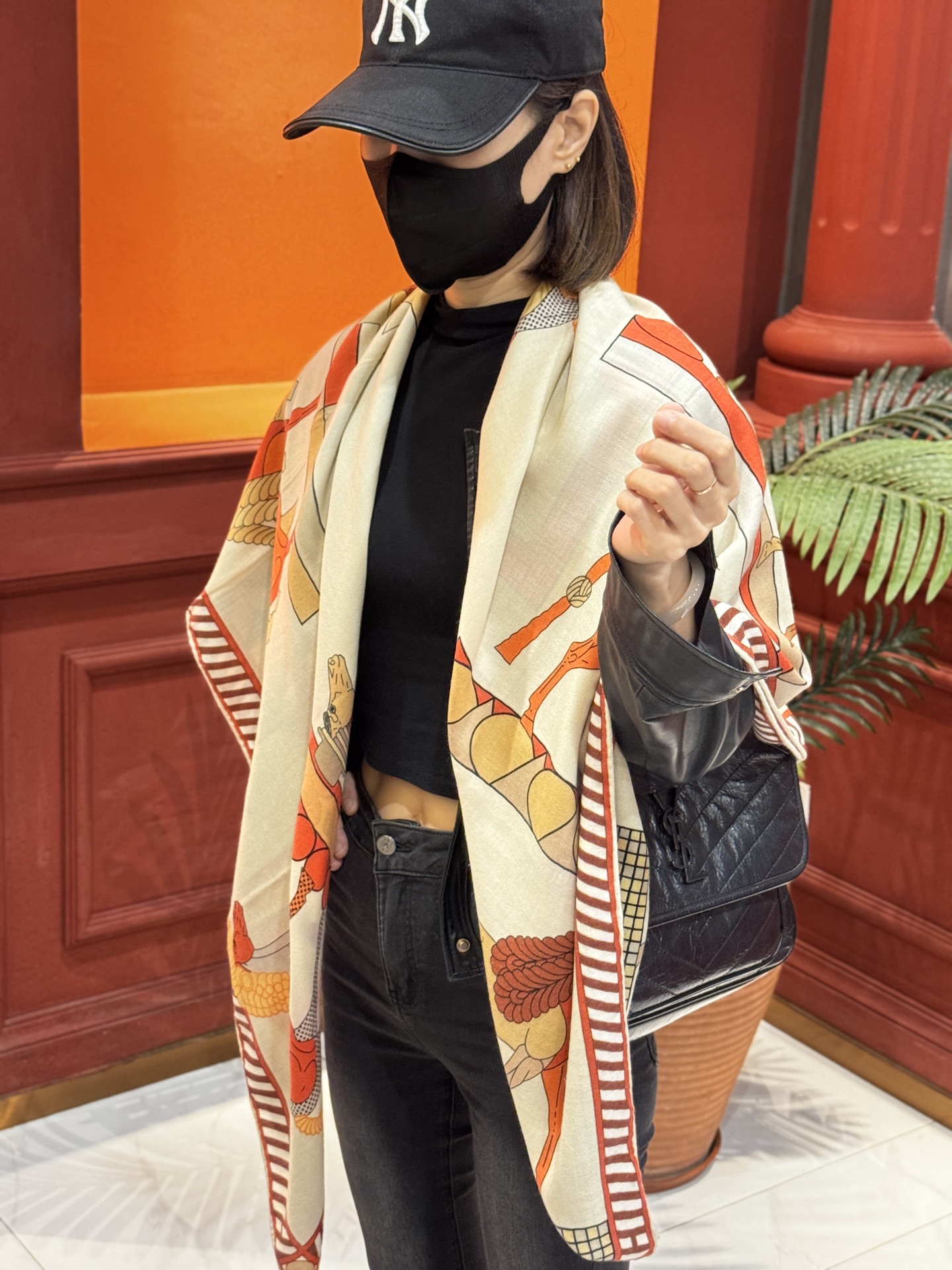 “全速前进”140双面丝毛披肩手工卷边丝毛方巾（30%桑蚕丝70%羊毛）这款经典单品展现强大而迷人的女性