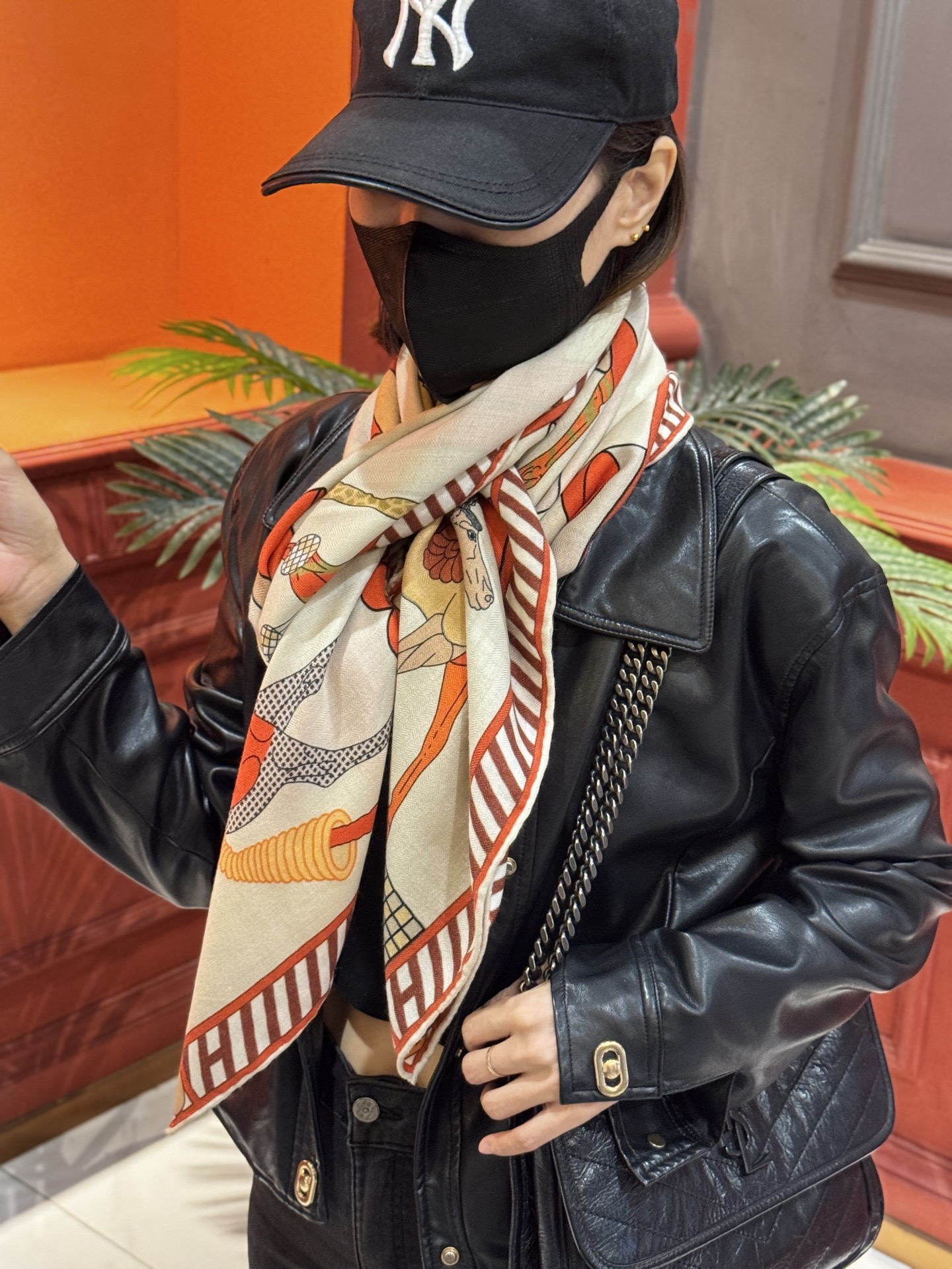 “全速前进”140双面丝毛披肩手工卷边丝毛方巾（30%桑蚕丝70%羊毛）这款经典单品展现强大而迷人的女性