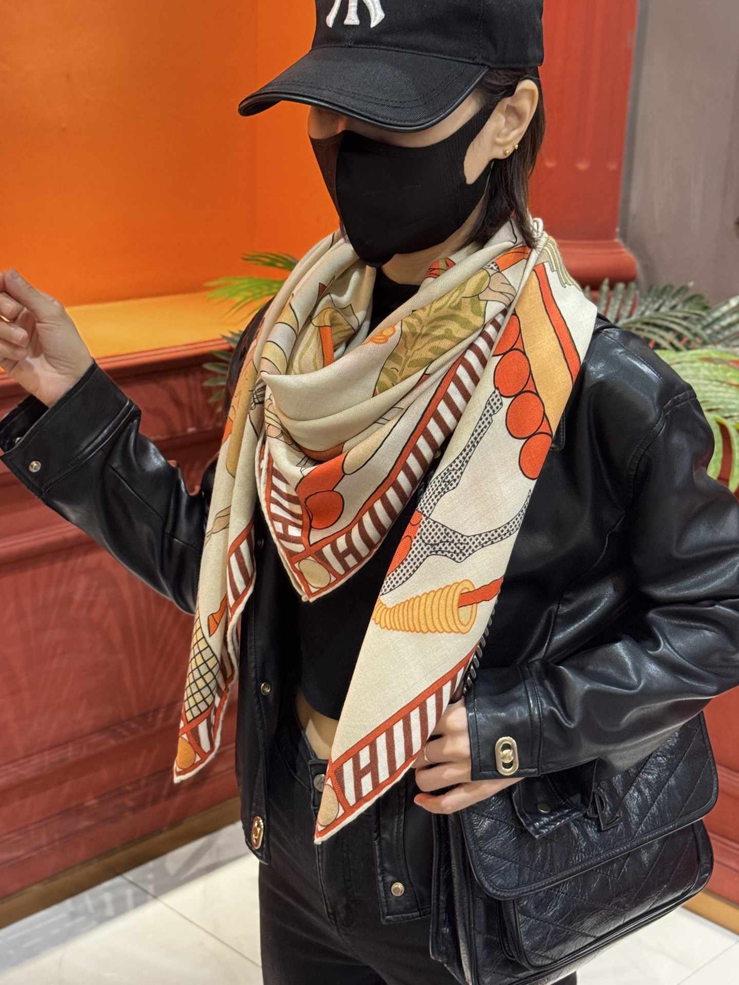 “全速前进”140双面丝毛披肩手工卷边丝毛方巾（30%桑蚕丝70%羊毛）这款经典单品展现强大而迷人的女性