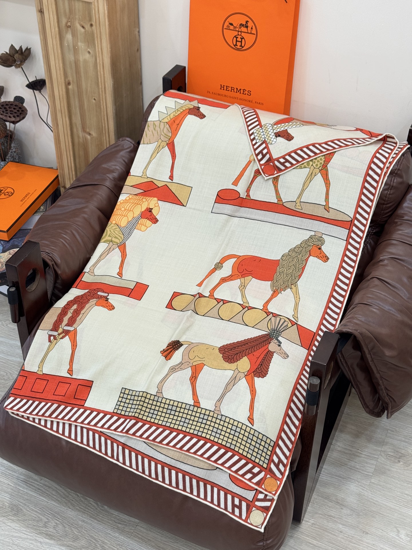 “全速前进”140双面丝毛披肩手工卷边丝毛方巾（30%桑蚕丝70%羊毛）这款经典单品展现强大而迷人的女性