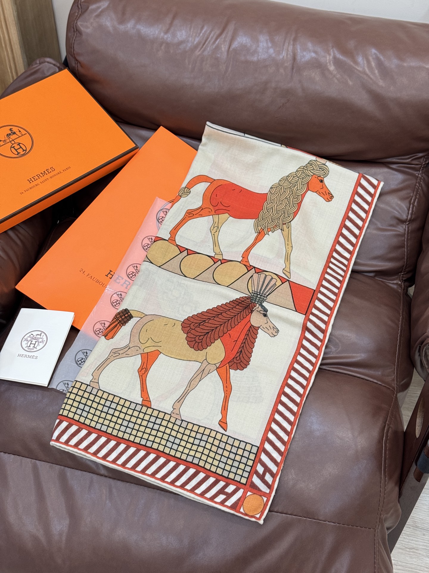 “全速前进”140双面丝毛披肩手工卷边丝毛方巾（30%桑蚕丝70%羊毛）这款经典单品展现强大而迷人的女性