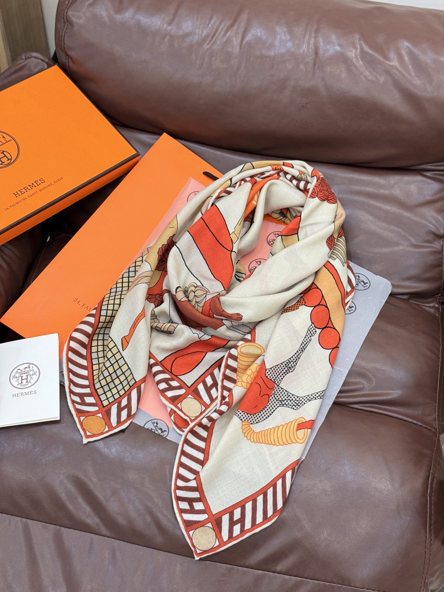 “全速前进”140双面丝毛披肩手工卷边丝毛方巾（30%桑蚕丝70%羊毛）这款经典单品展现强大而迷人的女性