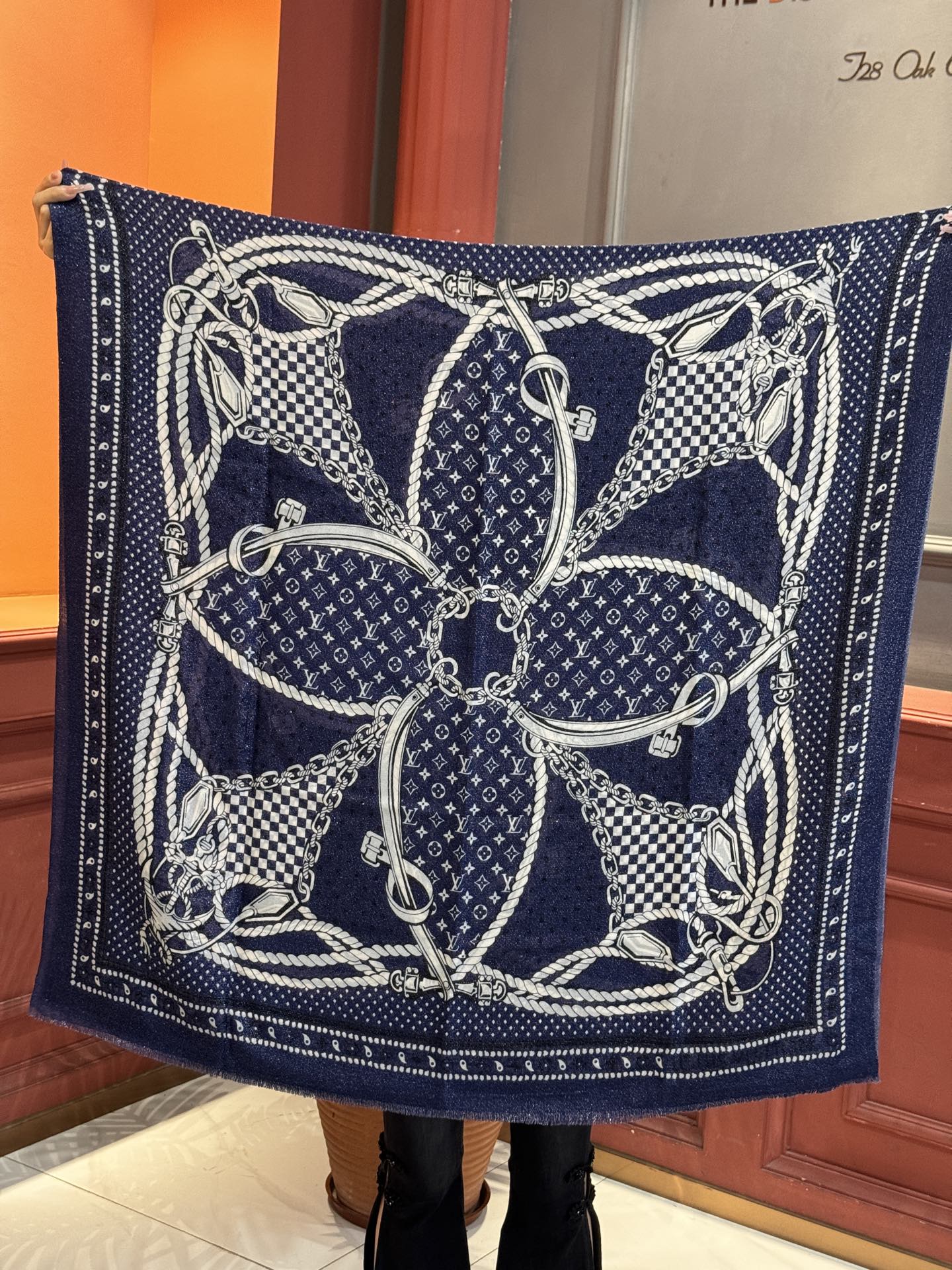 【会发光发亮的围巾】LV银丝羊绒材质❗️轻奢感十足👸 🌺专柜新款🌟面料追求造型，手感挺括，高端设计师配色