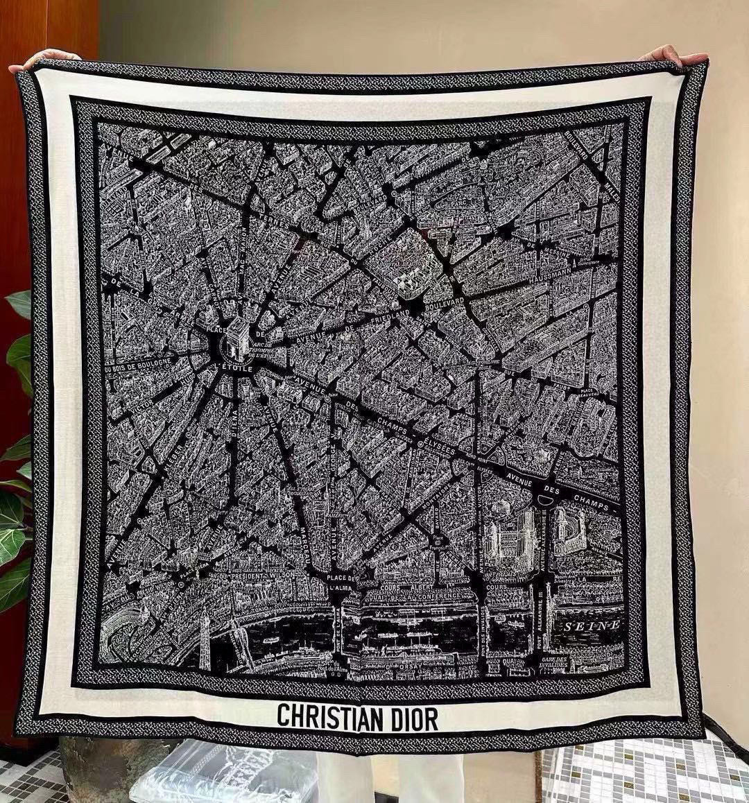 Dior ❤【️巴黎地图】黄金尺寸110*110双面同色丝绒方巾 不爱140繁复尺寸的姐妹可以选择110
