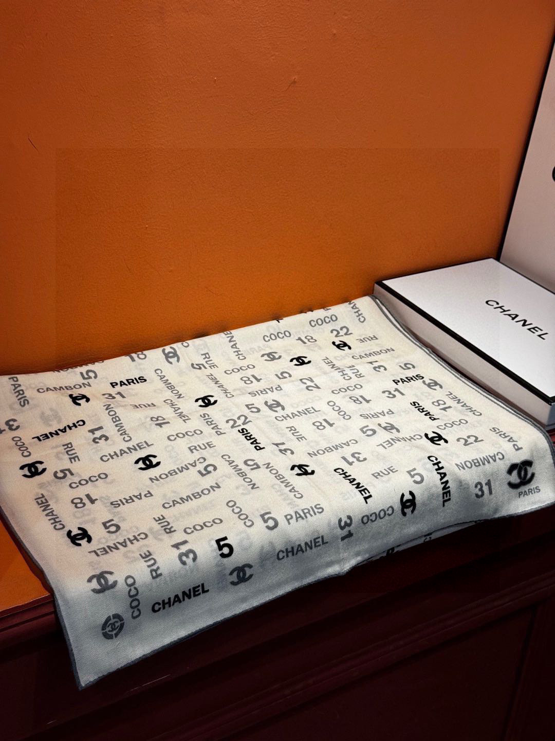 上新❤️【Chanel】 经典茶花优雅Coco风，Chanel最新菱格丝绒大方巾~气质到骨子里，香奶奶新