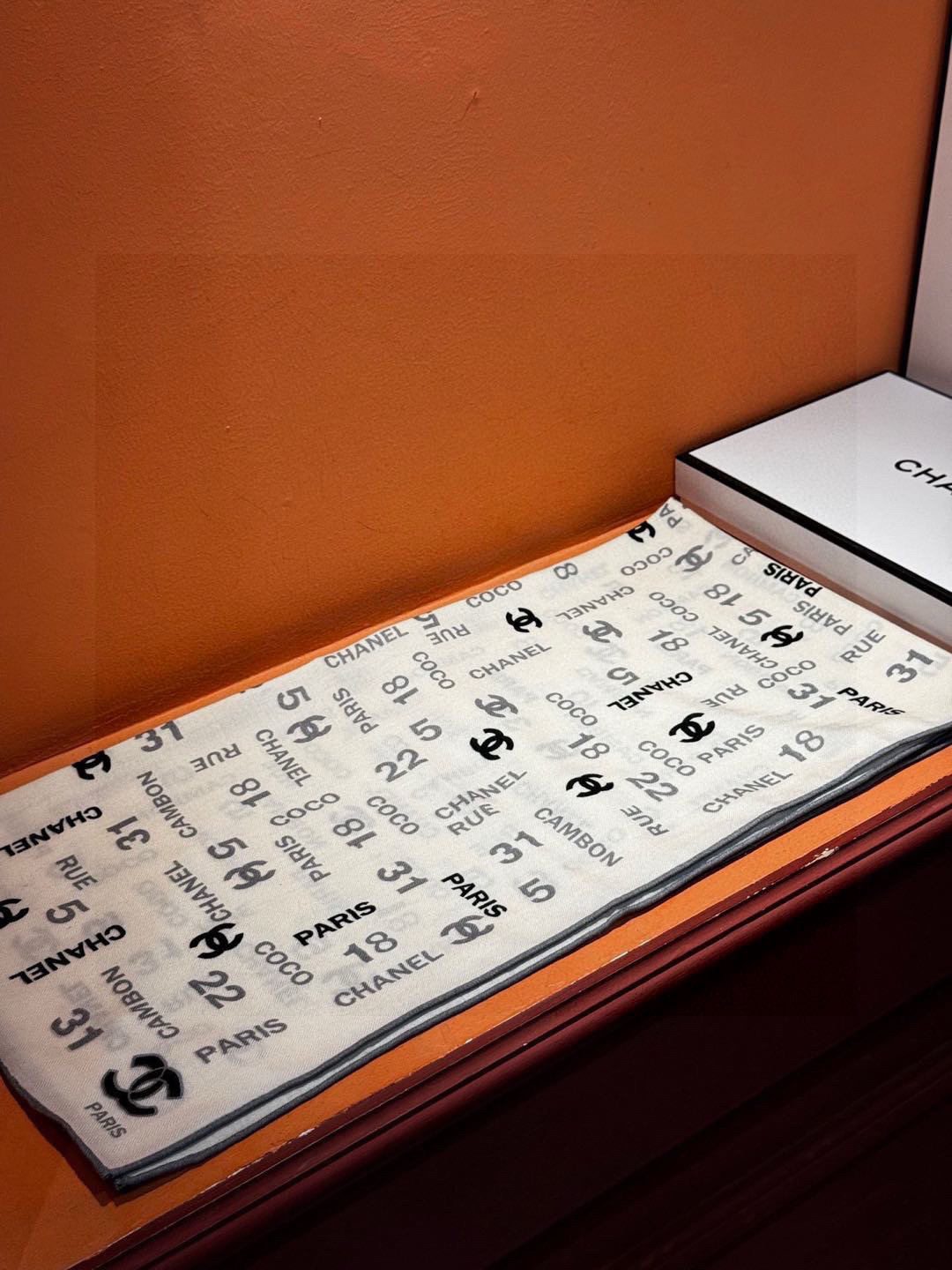 上新❤️【Chanel】 经典茶花优雅Coco风，Chanel最新菱格丝绒大方巾~气质到骨子里，香奶奶新