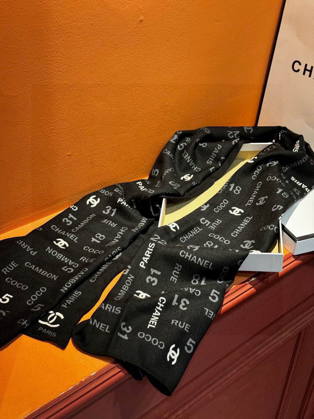 上新❤️【Chanel】 经典茶花优雅Coco风，Chanel最新菱格丝绒大方巾~气质到骨子里，香奶奶新