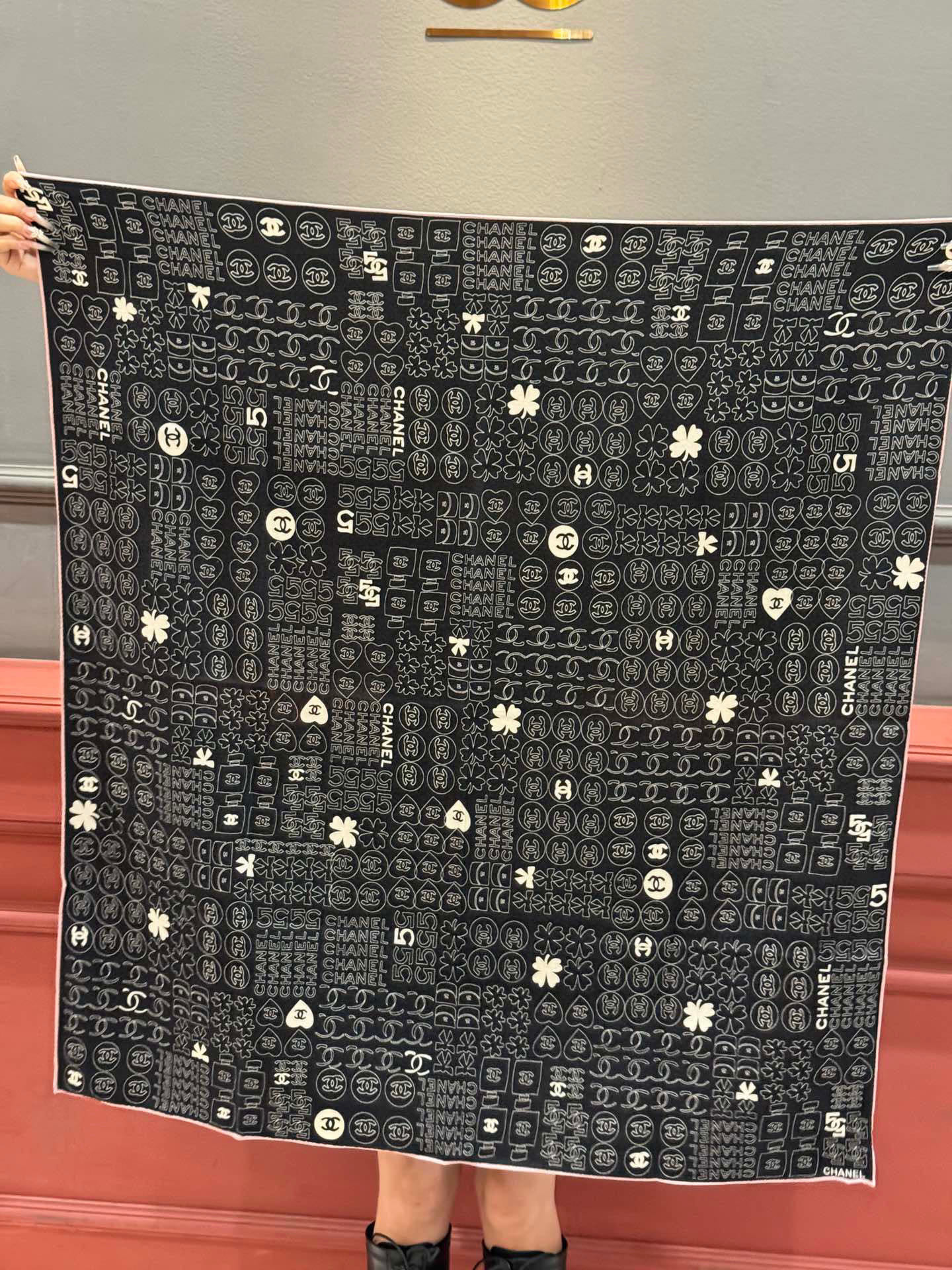 上新❤️【2025Chanel】 经典茶花优雅Coco风，Chanel最新菱格丝绒大方巾~气质到骨子里，