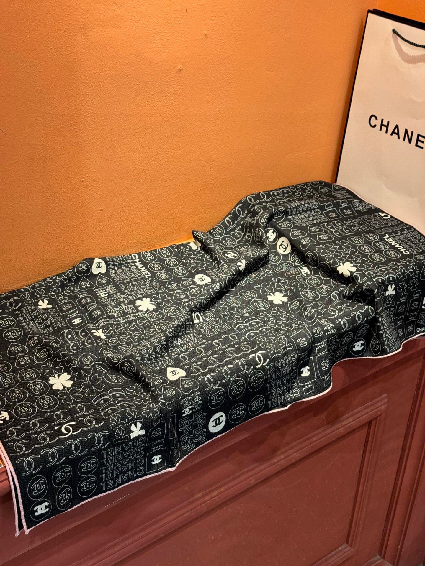 上新❤️【2025Chanel】 经典茶花优雅Coco风，Chanel最新菱格丝绒大方巾~气质到骨子里，