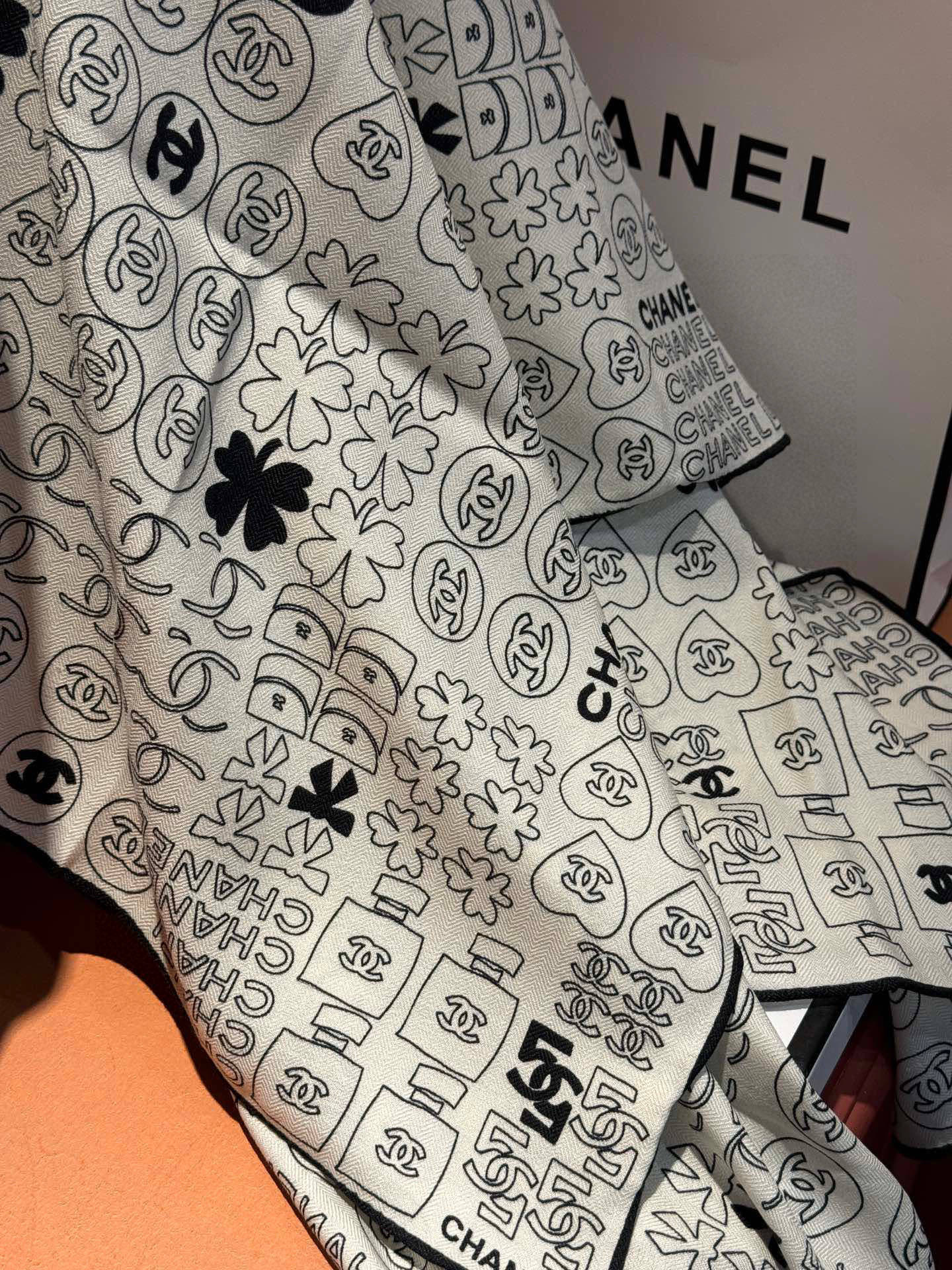 上新❤️【2025Chanel】 经典茶花优雅Coco风，Chanel最新菱格丝绒大方巾~气质到骨子里，