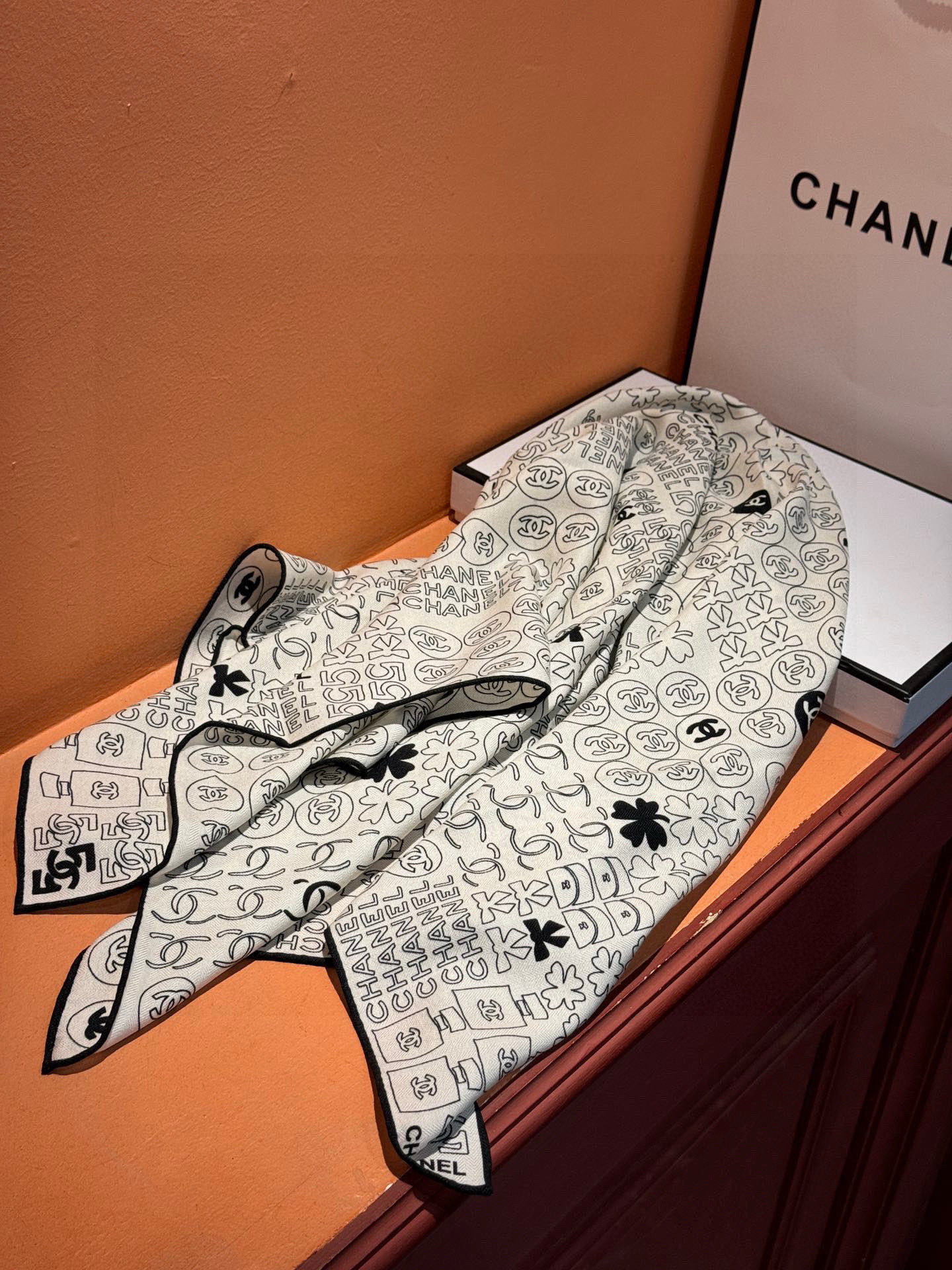 上新❤️【2025Chanel】 经典茶花优雅Coco风，Chanel最新菱格丝绒大方巾~气质到骨子里，