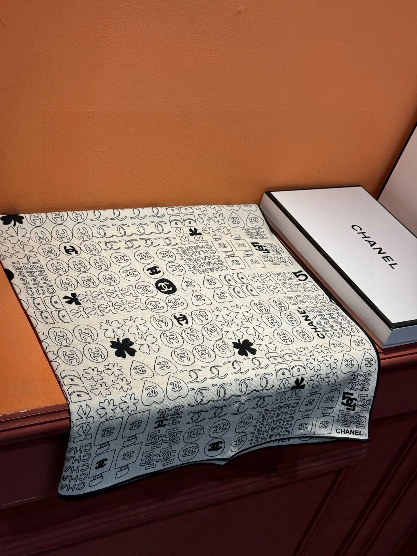 上新❤️【2025Chanel】 经典茶花优雅Coco风，Chanel最新菱格丝绒大方巾~气质到骨子里，