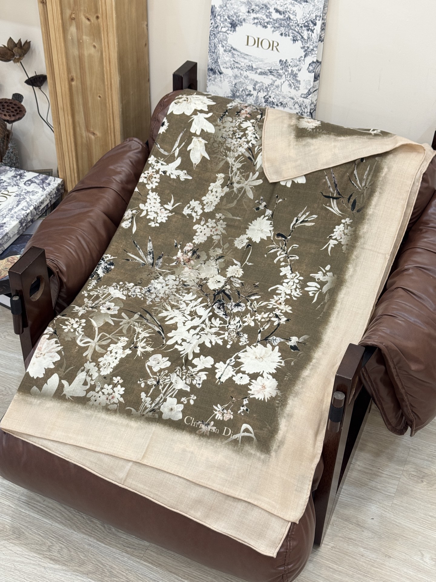 Dior 140丝毛双面同色印花披肩Millefiori 图案这款披肩饰以多色 Millefiori 图