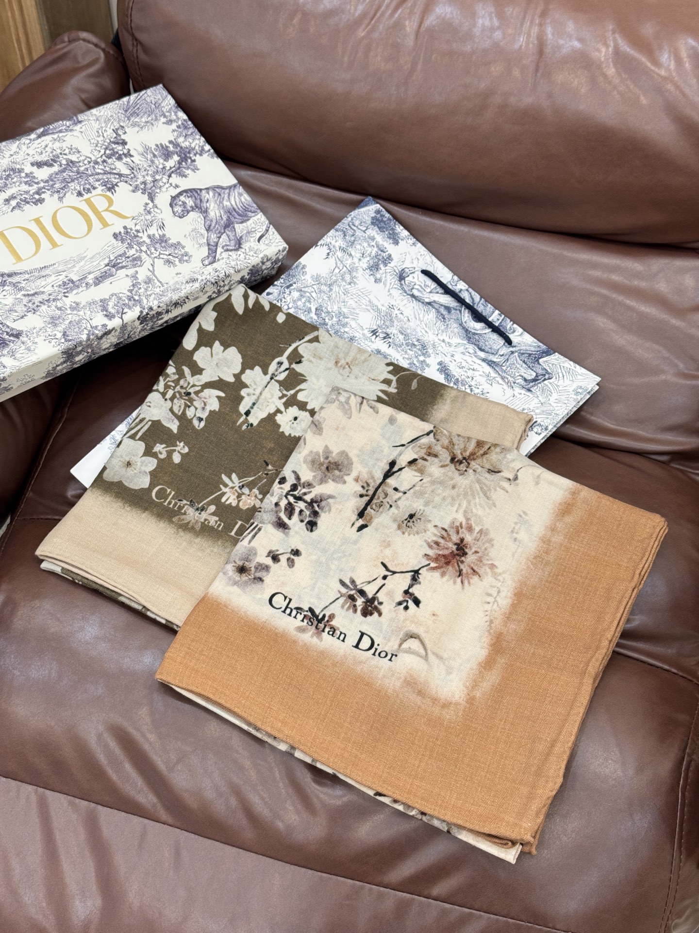 Dior 140丝毛双面同色印花披肩Millefiori 图案这款披肩饰以多色 Millefiori 图