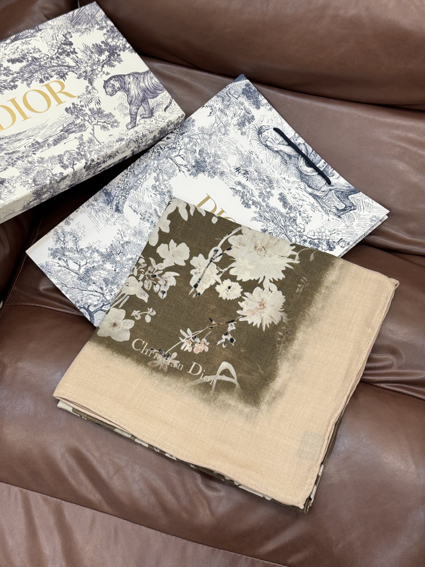 Dior 140丝毛双面同色印花披肩Millefiori 图案这款披肩饰以多色 Millefiori 图