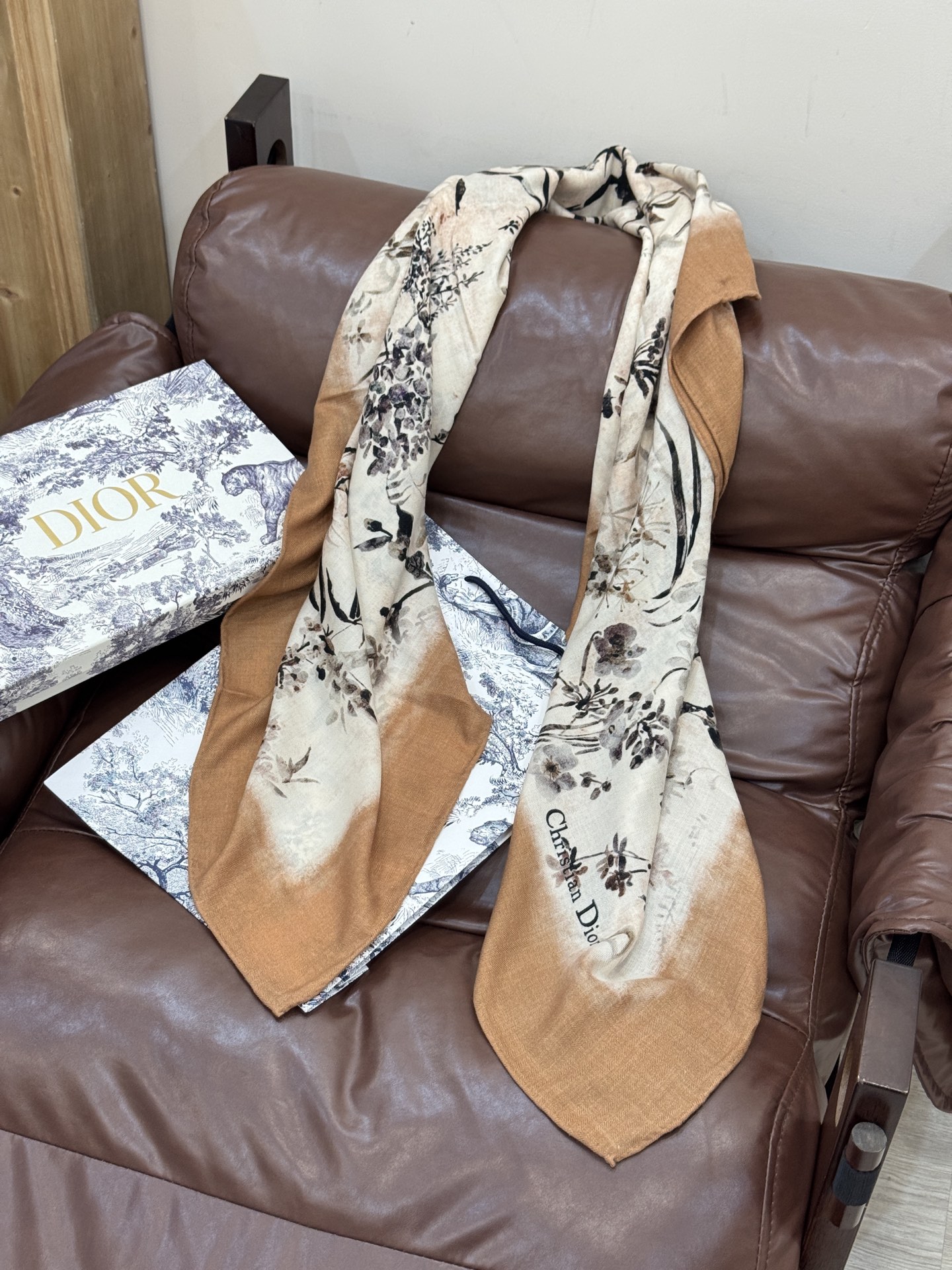 Dior 140丝毛双面同色印花披肩Millefiori 图案这款披肩饰以多色 Millefiori 图