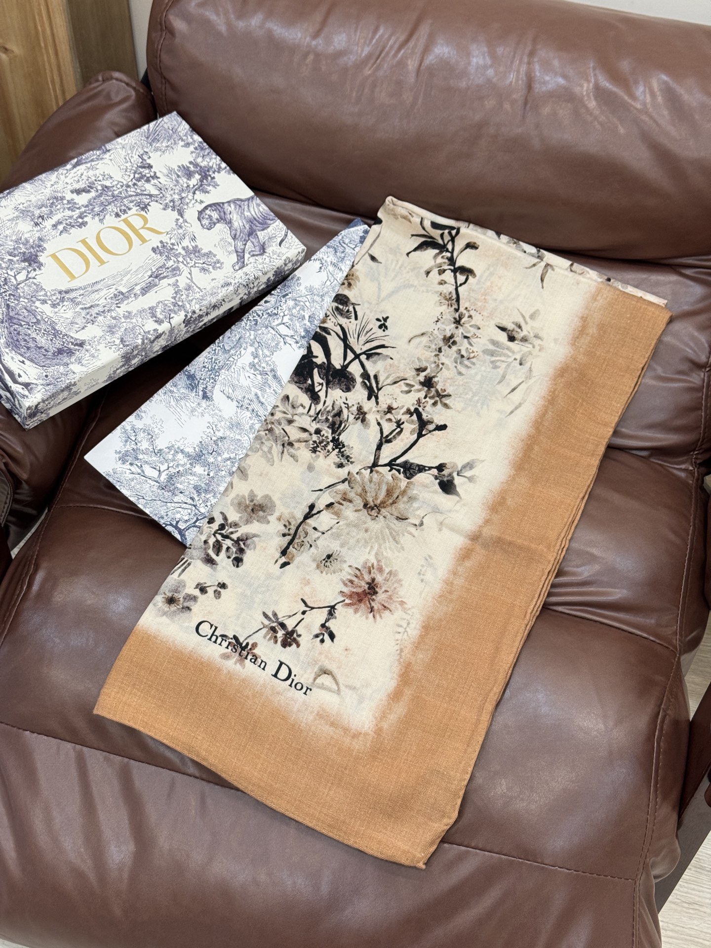 Dior 140丝毛双面同色印花披肩Millefiori 图案这款披肩饰以多色 Millefiori 图