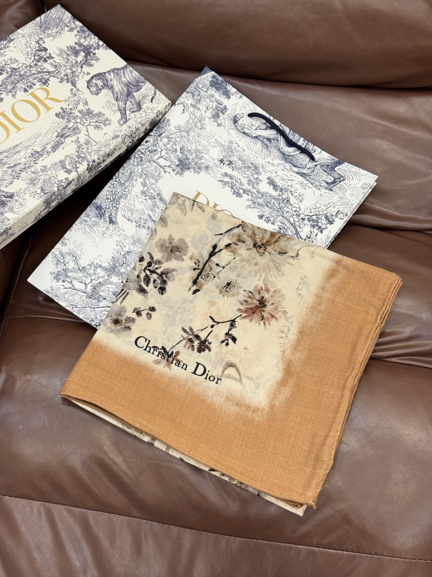 Dior 140丝毛双面同色印花披肩Millefiori 图案这款披肩饰以多色 Millefiori 图