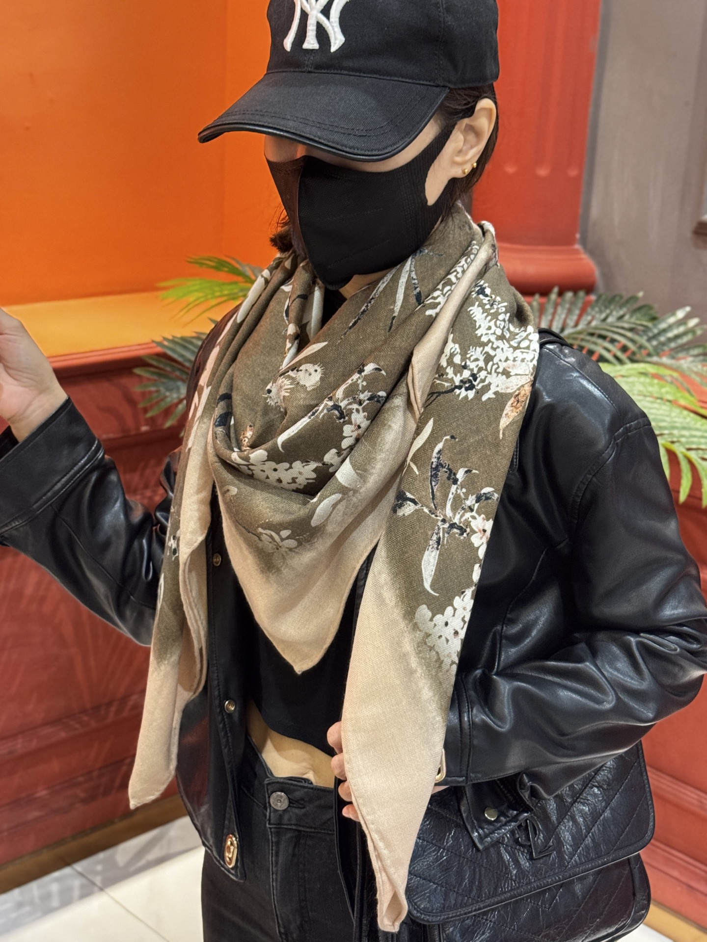 Dior 140丝毛双面同色印花披肩Millefiori 图案这款披肩饰以多色 Millefiori 图