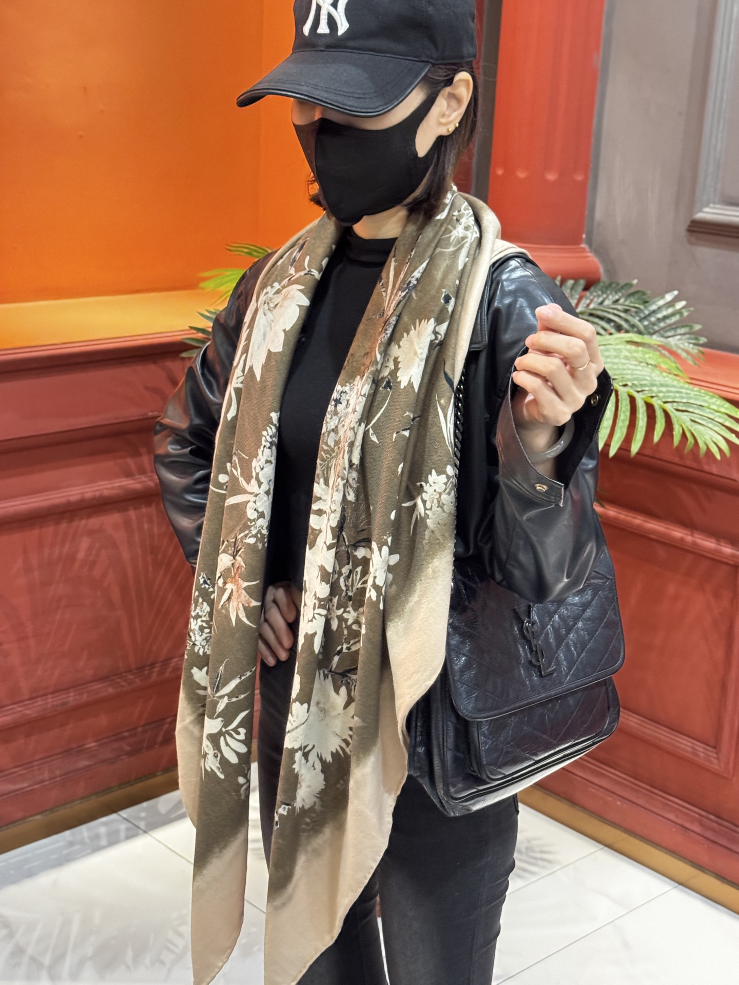 Dior 140丝毛双面同色印花披肩Millefiori 图案这款披肩饰以多色 Millefiori 图