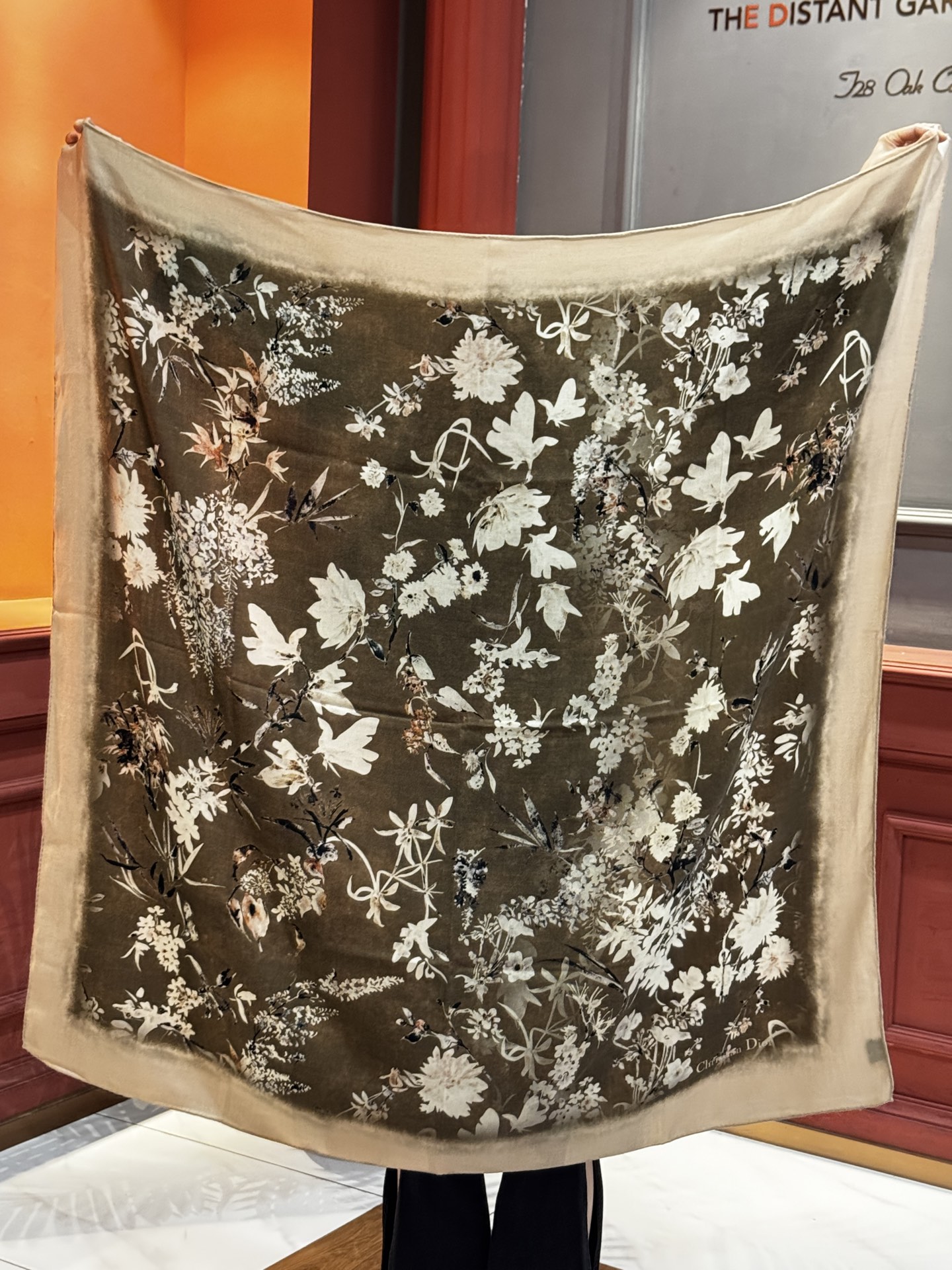 Dior 140丝毛双面同色印花披肩Millefiori 图案这款披肩饰以多色 Millefiori 图