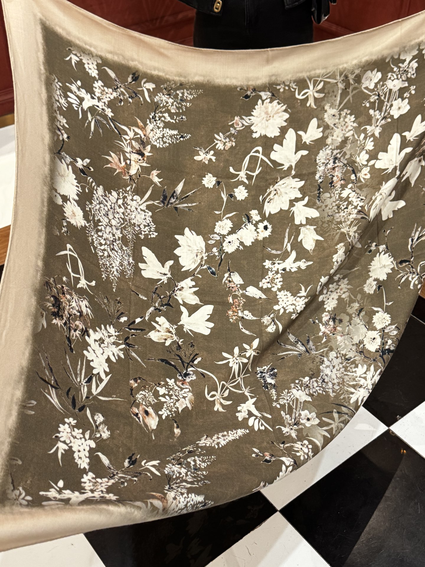 Dior 140丝毛双面同色印花披肩Millefiori 图案这款披肩饰以多色 Millefiori 图