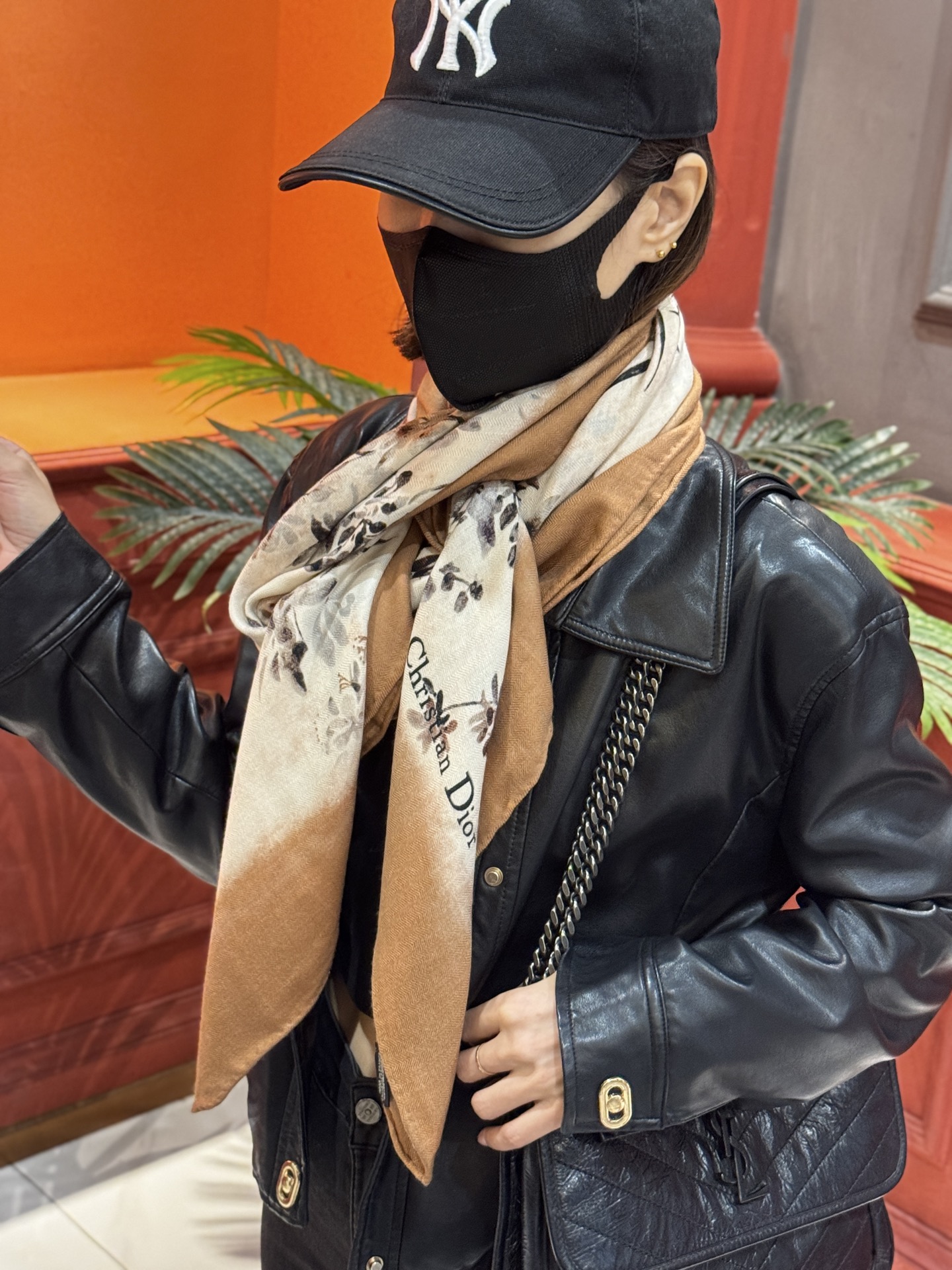 Dior 140丝毛双面同色印花披肩Millefiori 图案这款披肩饰以多色 Millefiori 图