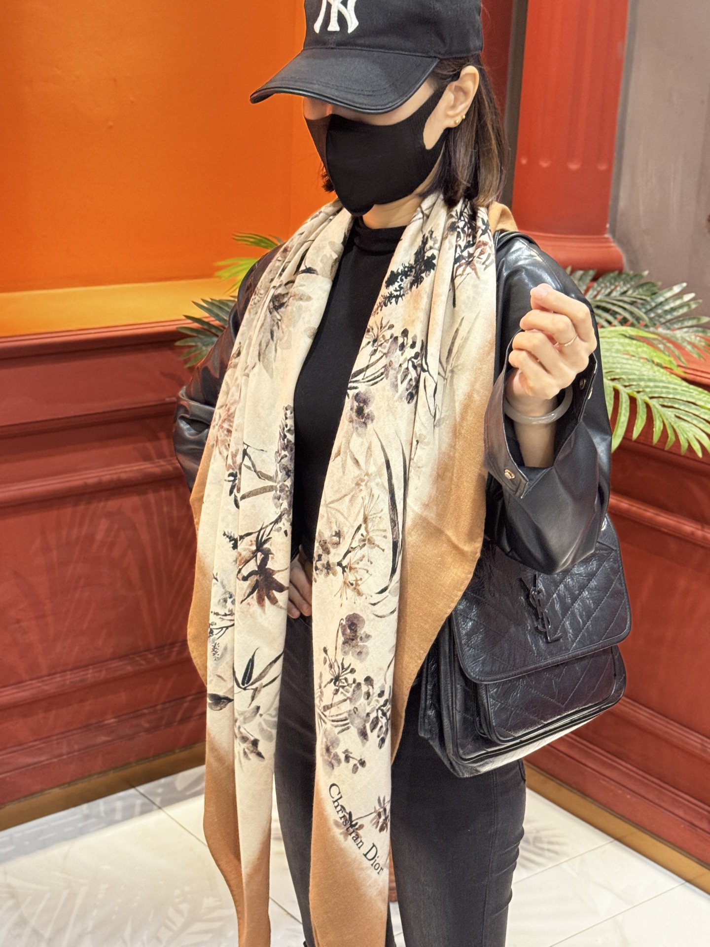 Dior 140丝毛双面同色印花披肩Millefiori 图案这款披肩饰以多色 Millefiori 图