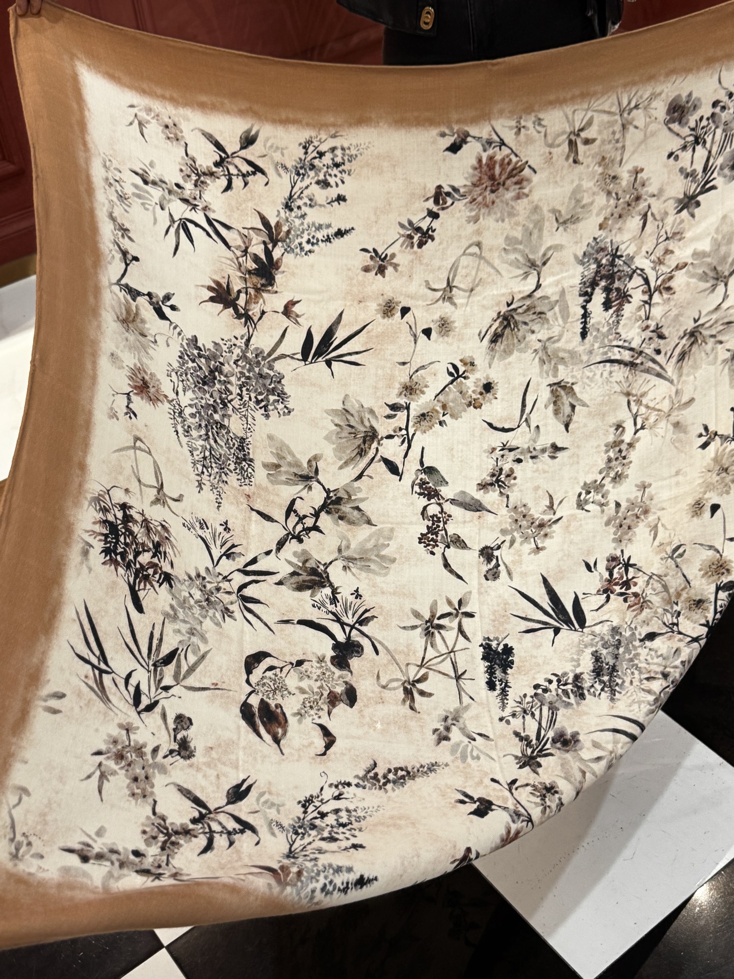 Dior 140丝毛双面同色印花披肩Millefiori 图案这款披肩饰以多色 Millefiori 图